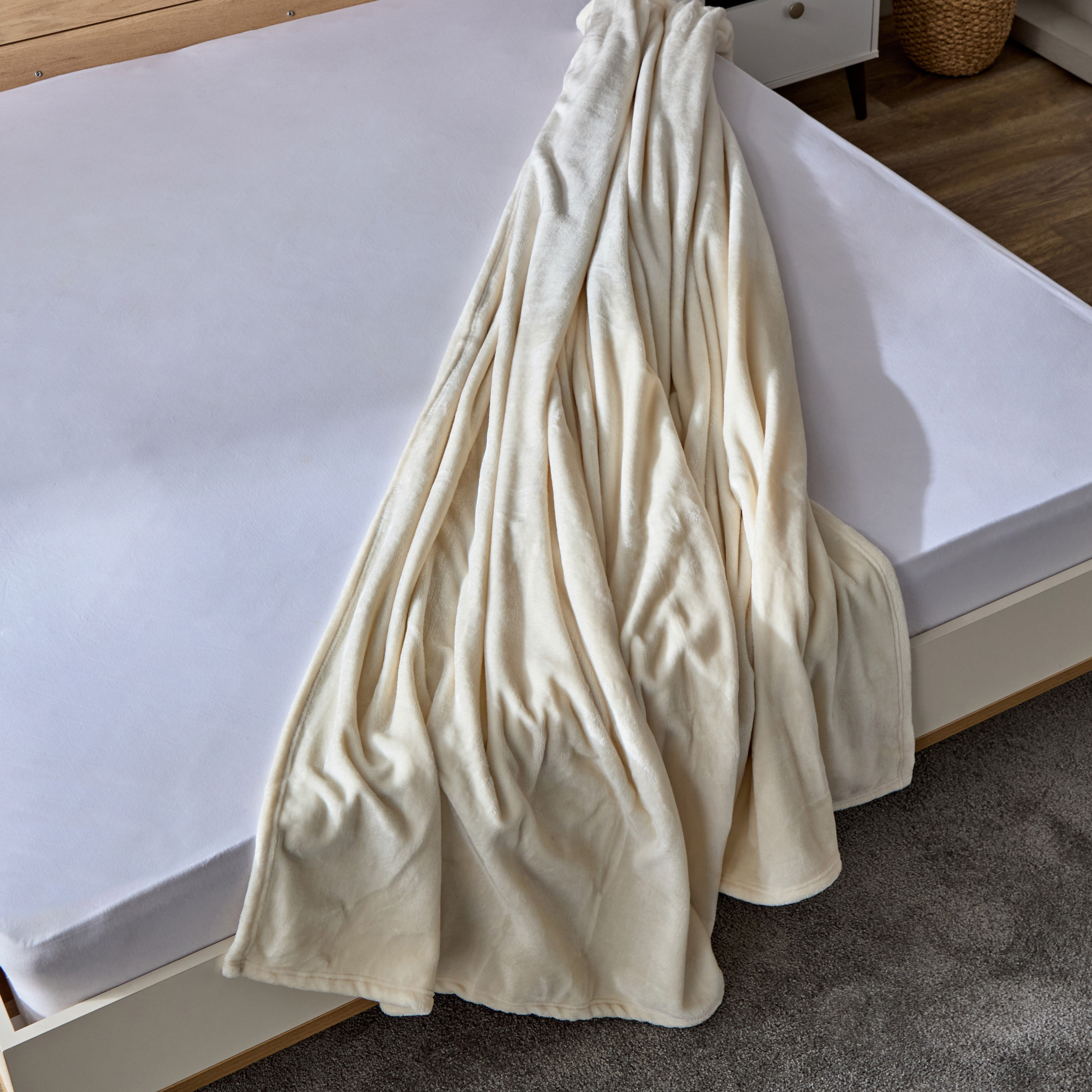 Lavish King Micro Flannel Blanket - 240x220 cm-hbxhomeware-hbxbedroom-image-4