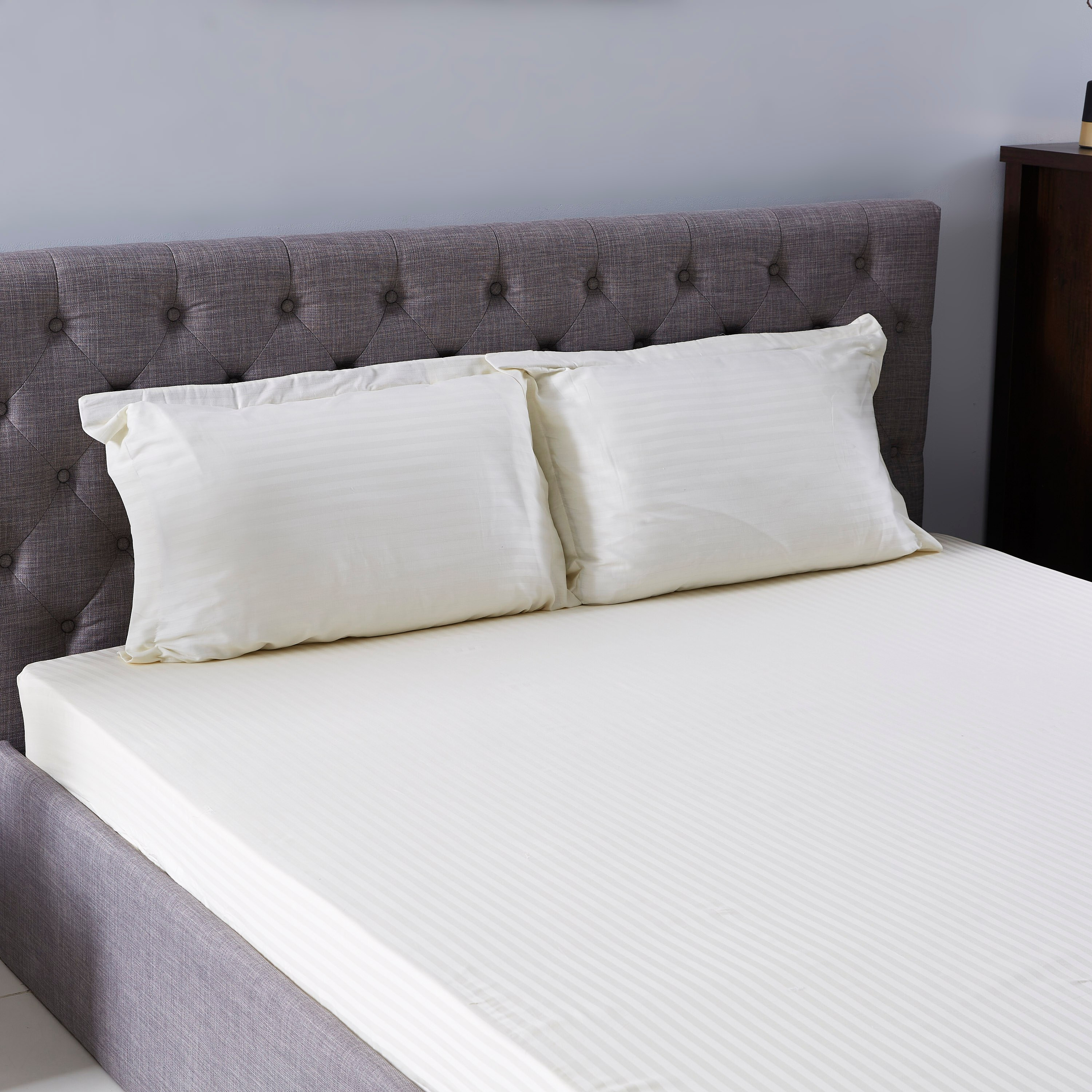 غطاء وسادة ساتن قطني مخطط بشفة من هاميلتون - 50x75 سم-hbxhomeware-hbxbedroom-image-1