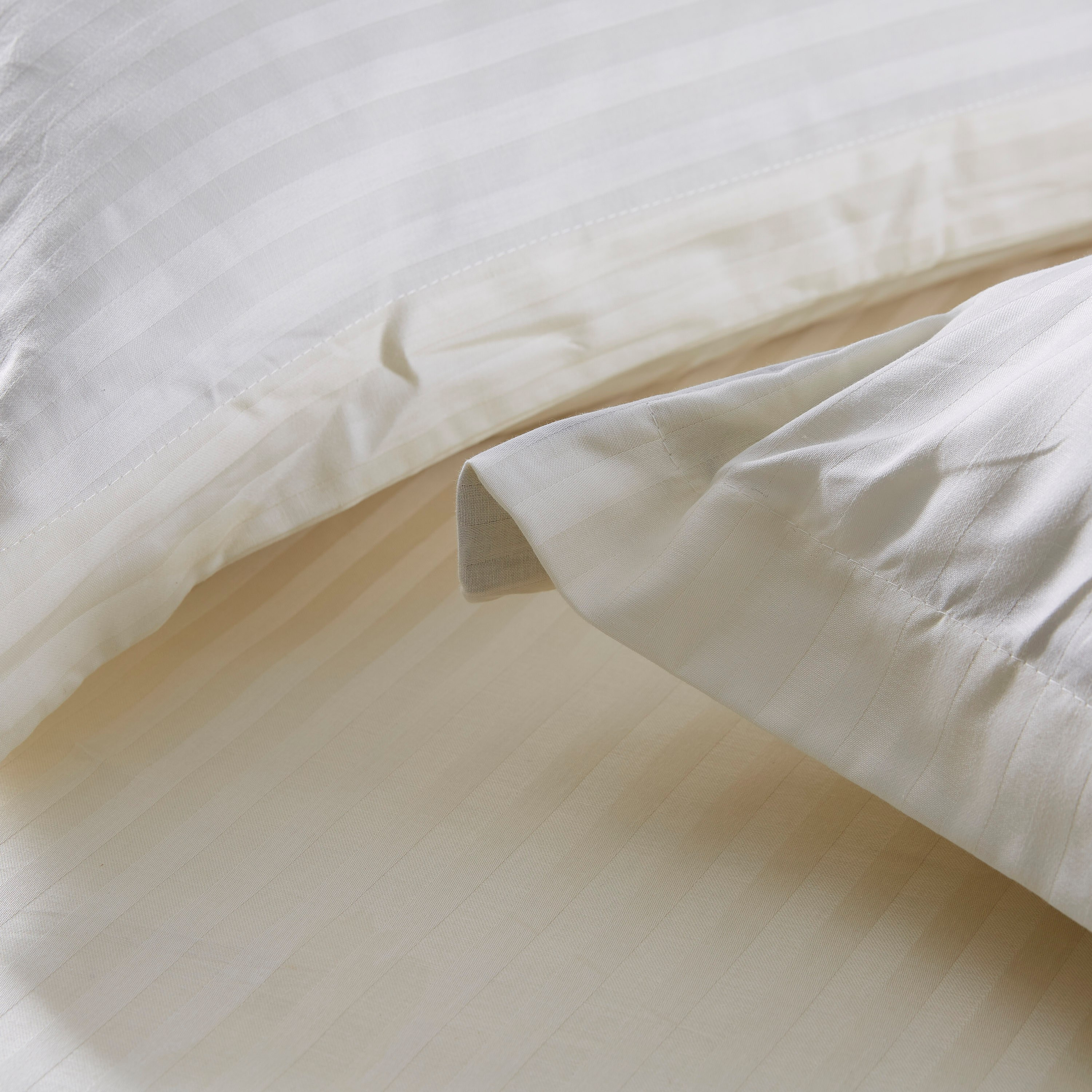 غطاء وسادة ساتن قطني مخطط بشفة من هاميلتون - 50x75 سم-hbxhomeware-hbxbedroom-image-2
