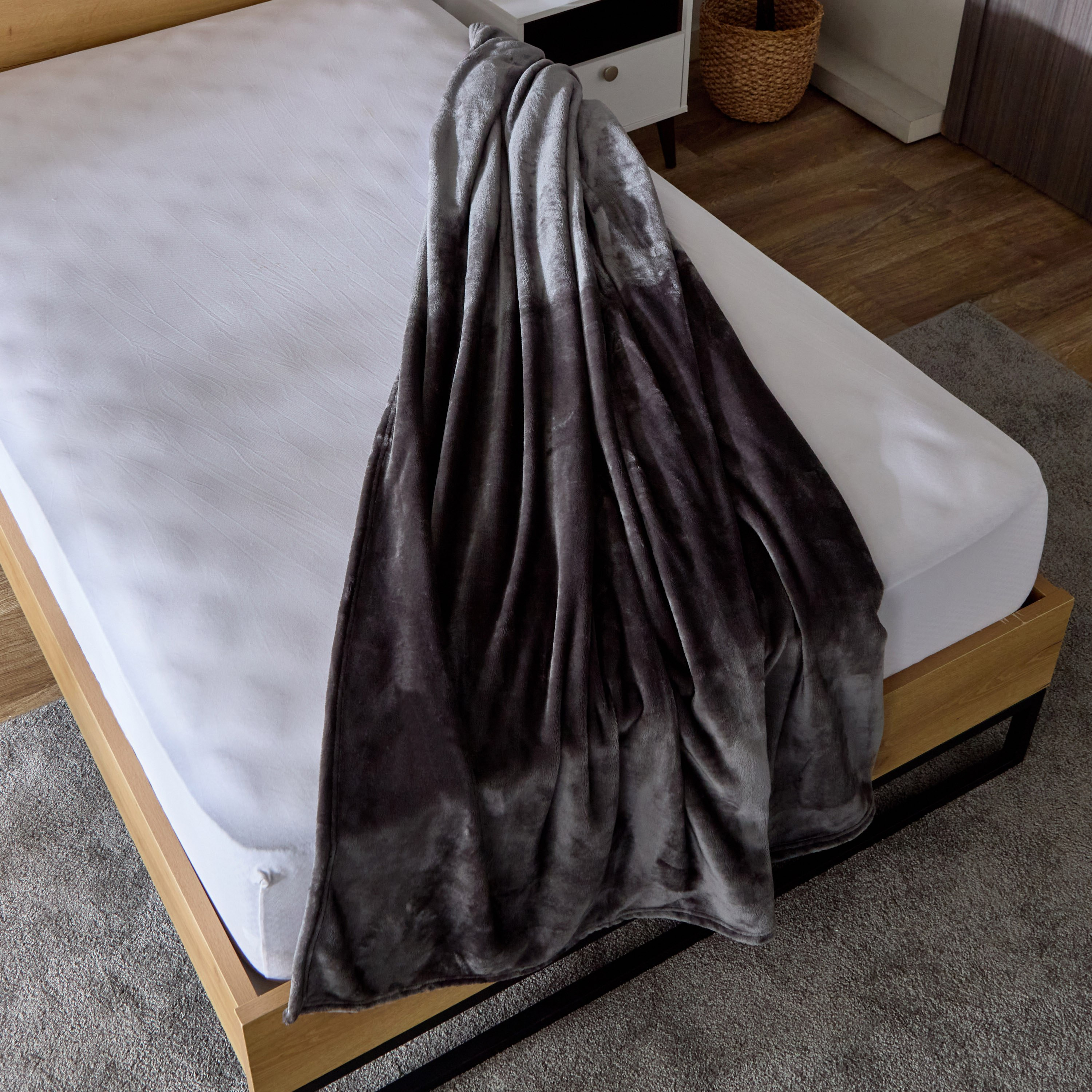Lavish Twin Micro Flannel Blanket - 150x220 cm-hbxhomeware-hbxbedroom-image-4