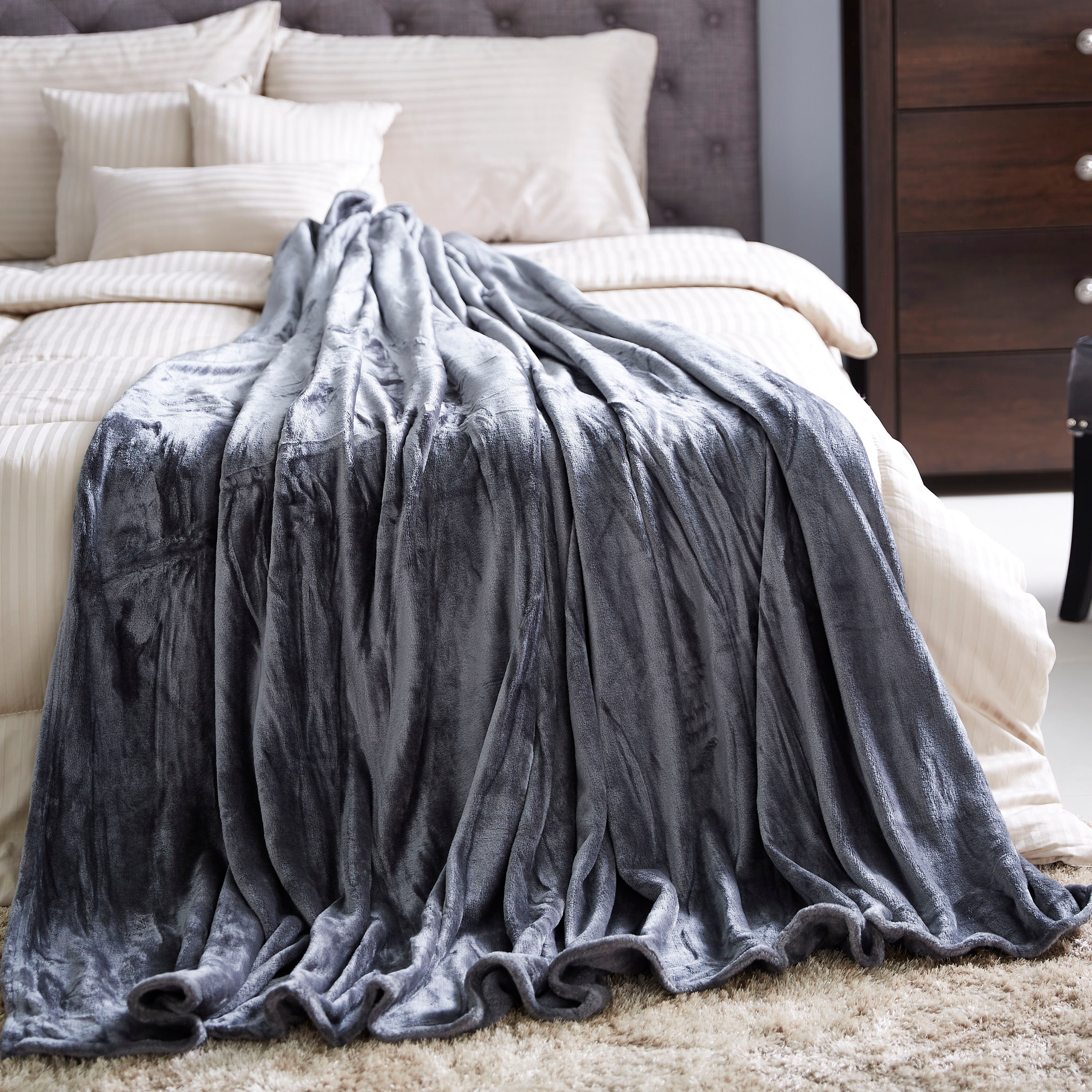 Buy Lavish King Micro Flannel Blanket 240x220 cm Online in Bahrain Homebox