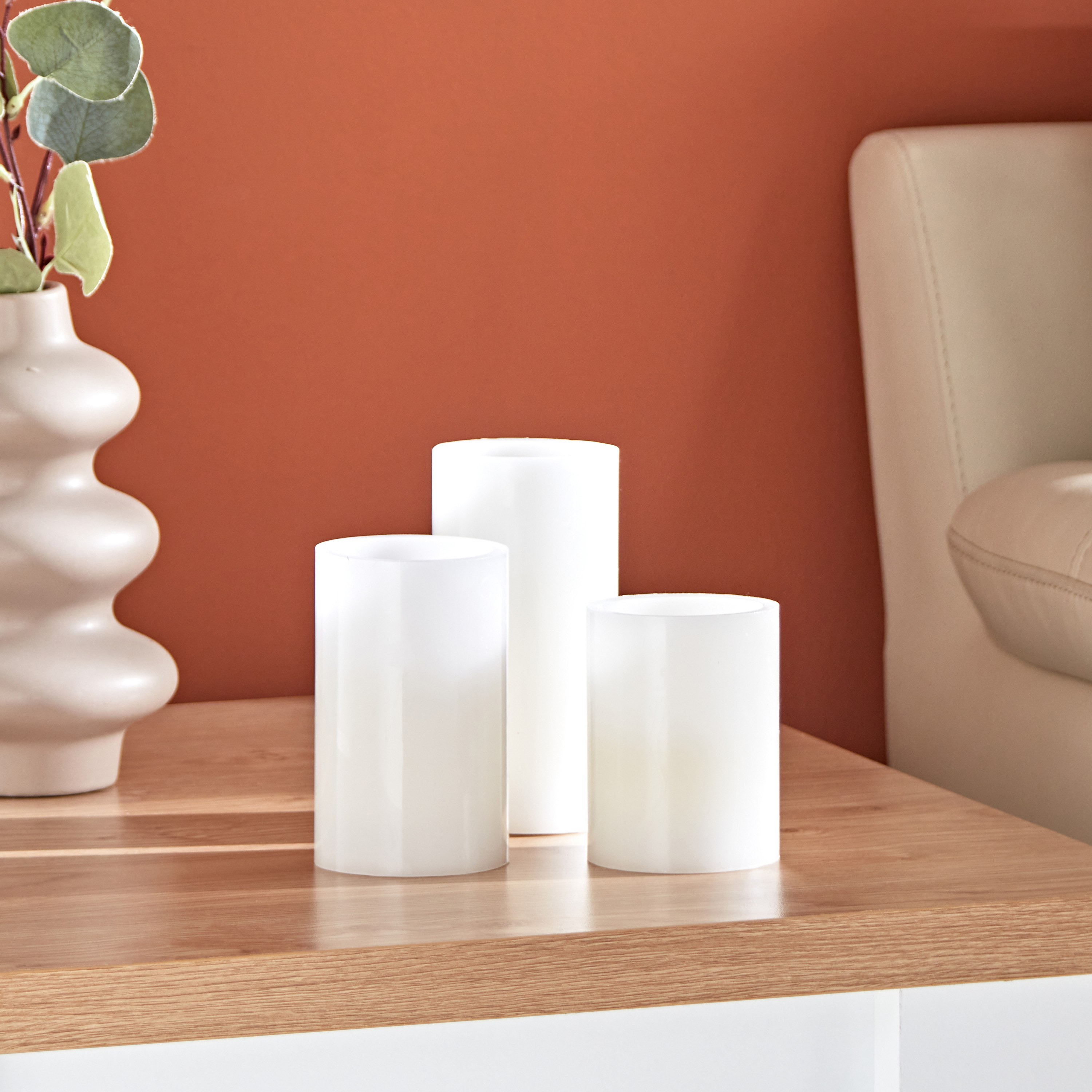 حامل شموع بضوء أل إي دي - طقم من ثلاث قطع-hbxlivingroom-decorandaccessories-candles-image-4