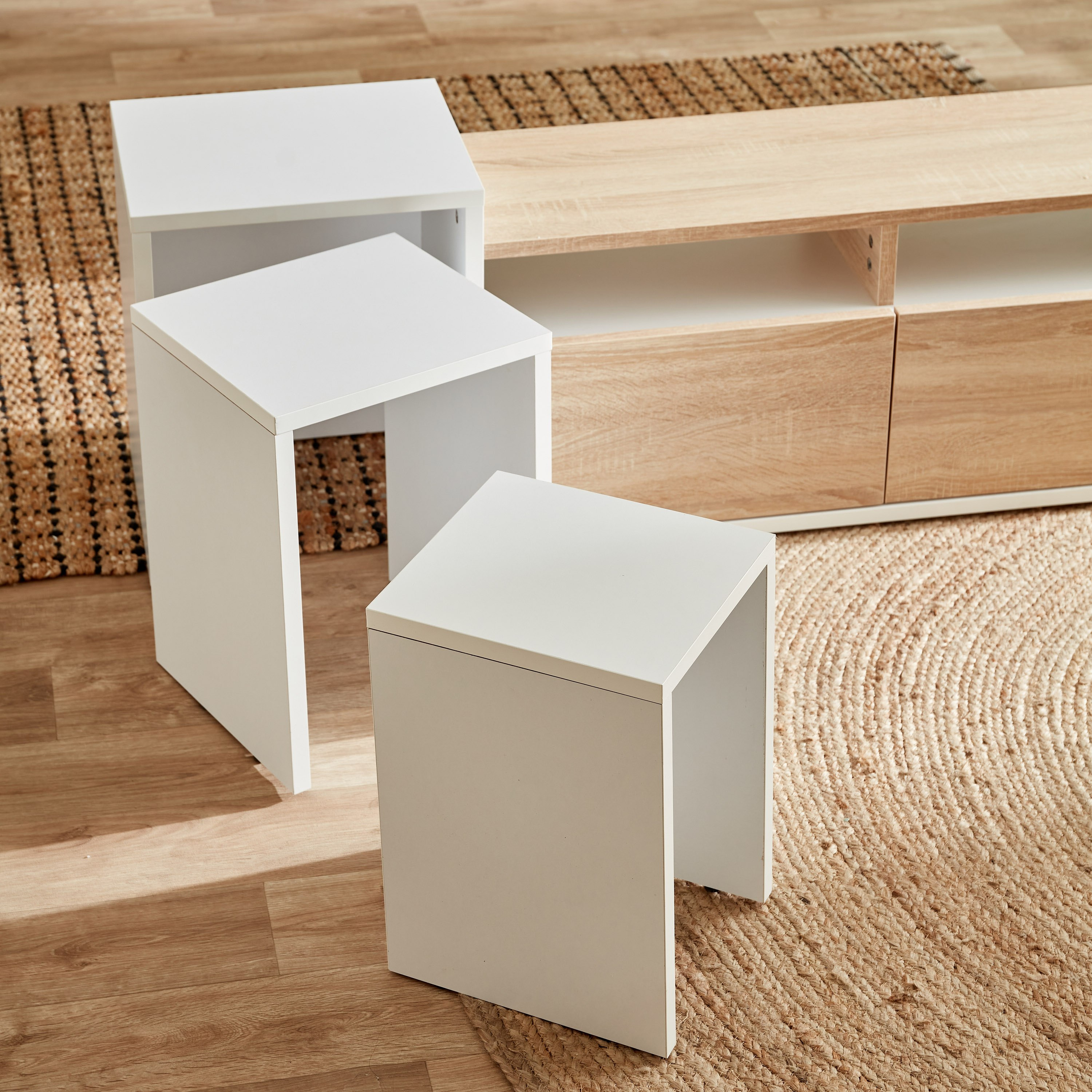 وحدة تلفاز لأجهزة حتى 39 بوصة مع 3 طاولات متداخلة من بيتسي-hbxlivingroom-mediaunitsandstorage-tvunits-image-6