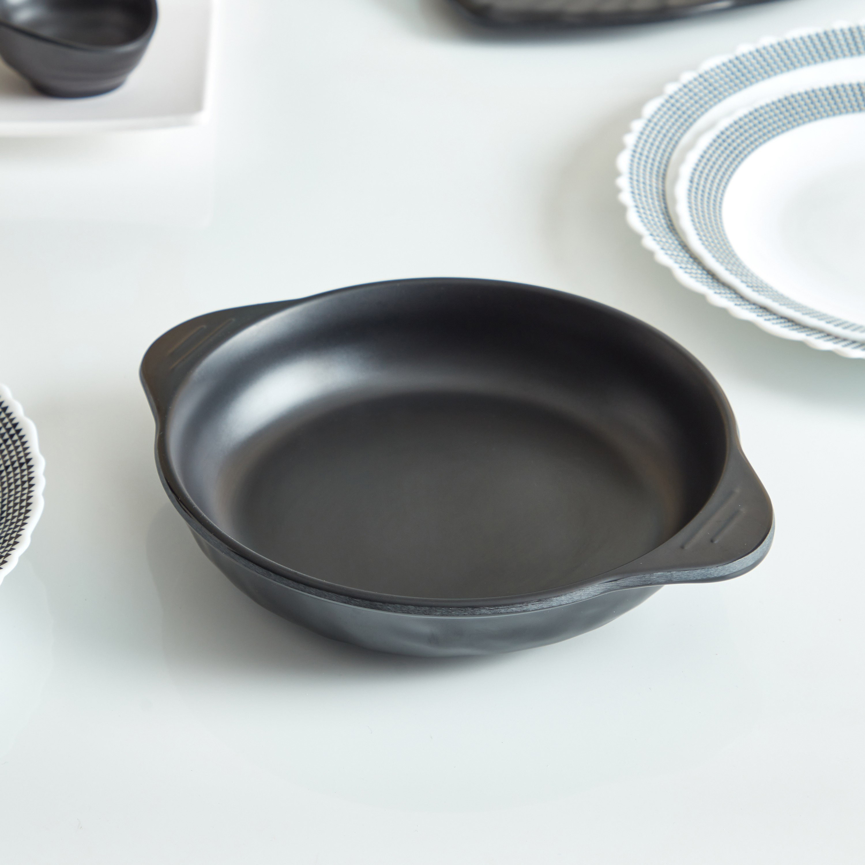 صحن مستدير سيرفو بمقابض من كلاسيك-hbxdecorandfurnishings-tabletop-serveware-image-2