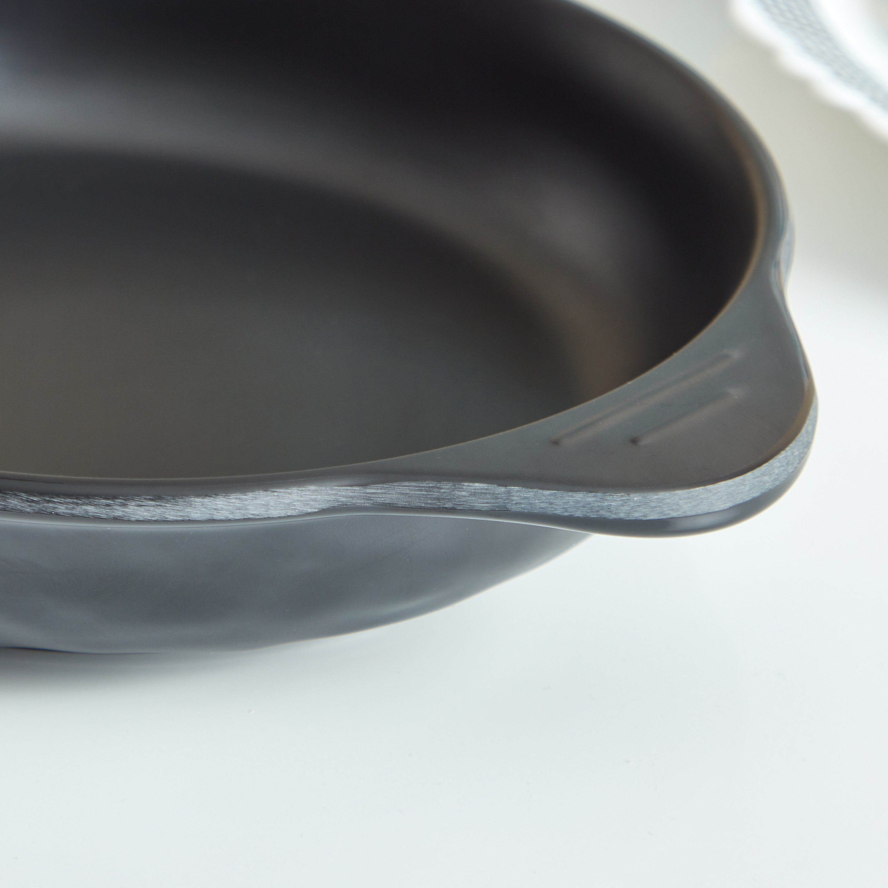 صحن مستدير سيرفو بمقابض من كلاسيك-hbxdecorandfurnishings-tabletop-serveware-image-3
