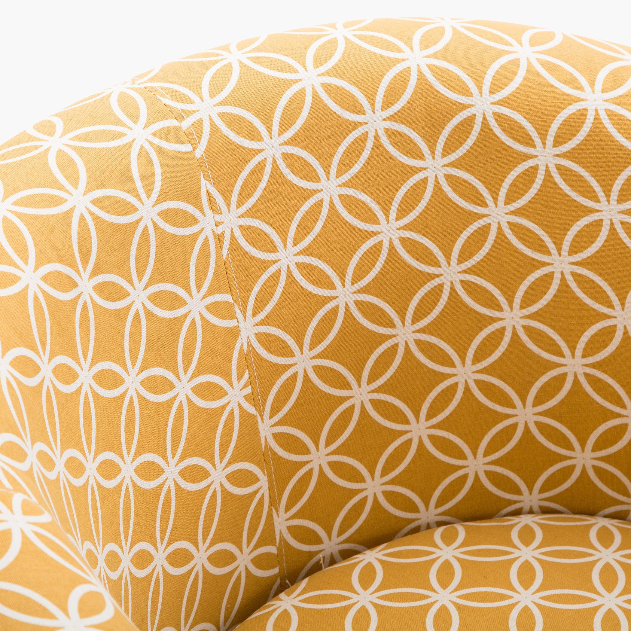 كرسي فردي بطبعات من أجاتا-hbxlivingroom-sofasandarmchairs-easychairs-image-5