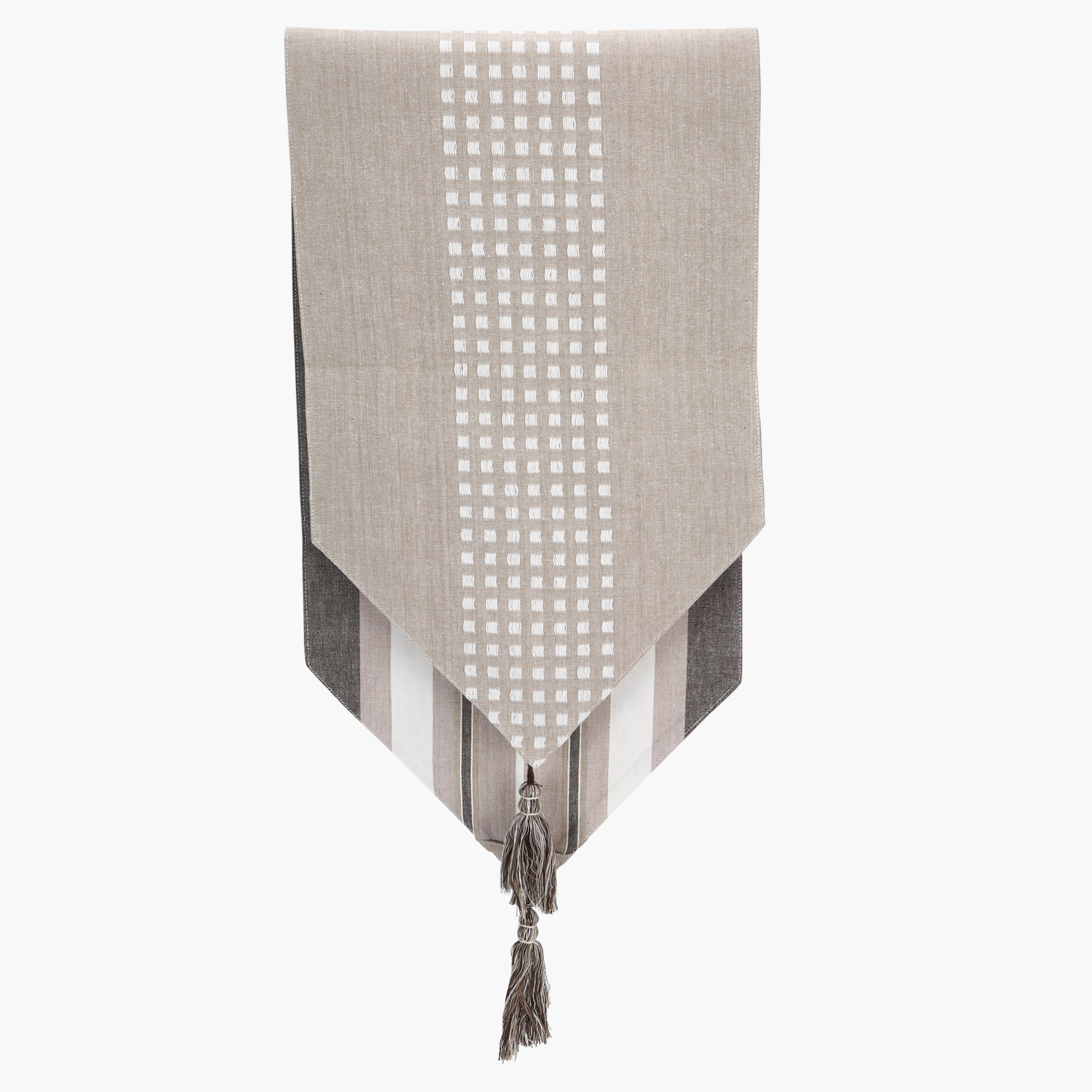 مفرش طاولة يُستخدم على الوجهين مزدان بشُرّابات ناثان-hbxdecorandfurnishings-homefurnishings-tablelinens-image-2