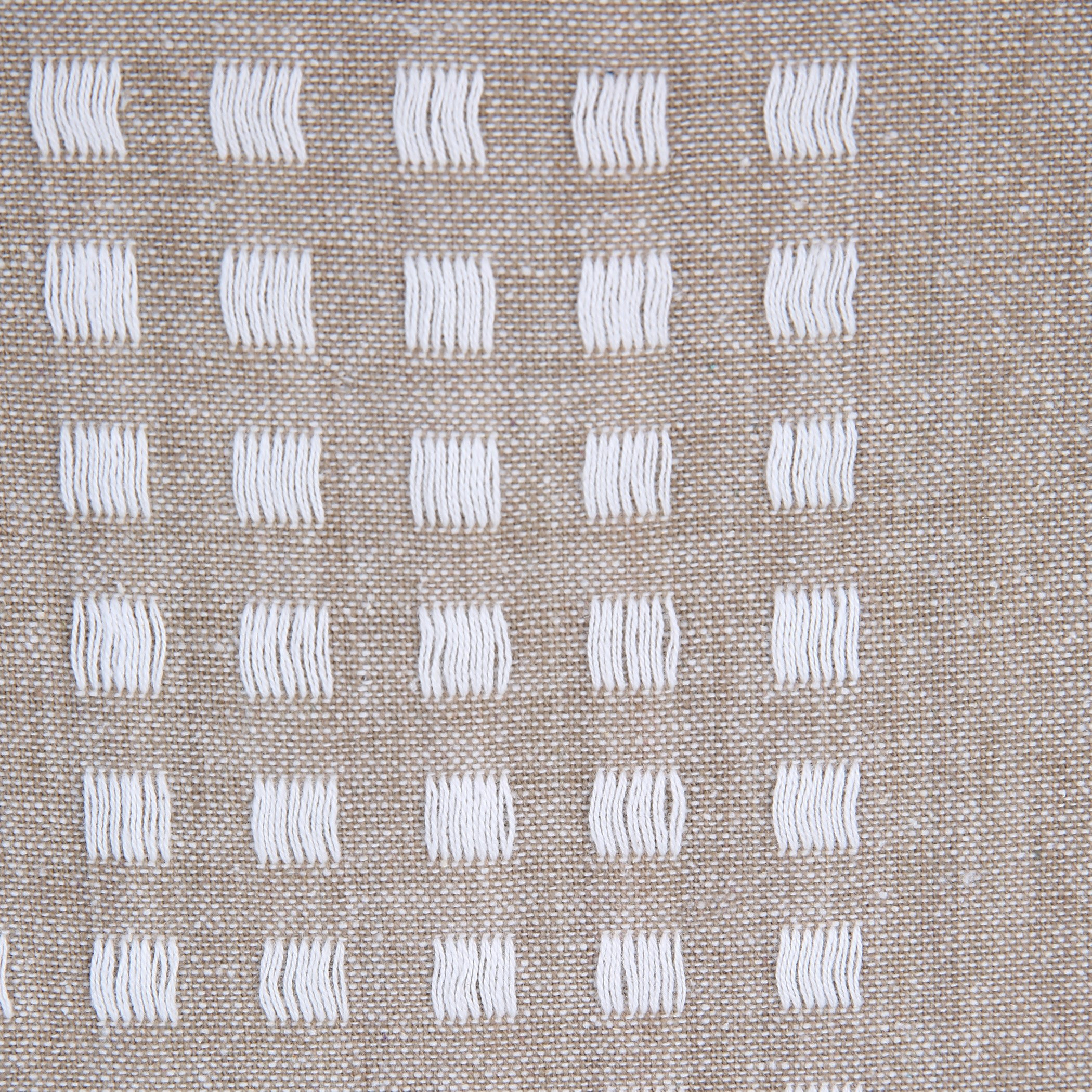 مفرش طاولة يُستخدم على الوجهين مزدان بشُرّابات ناثان-hbxdecorandfurnishings-homefurnishings-tablelinens-image-3