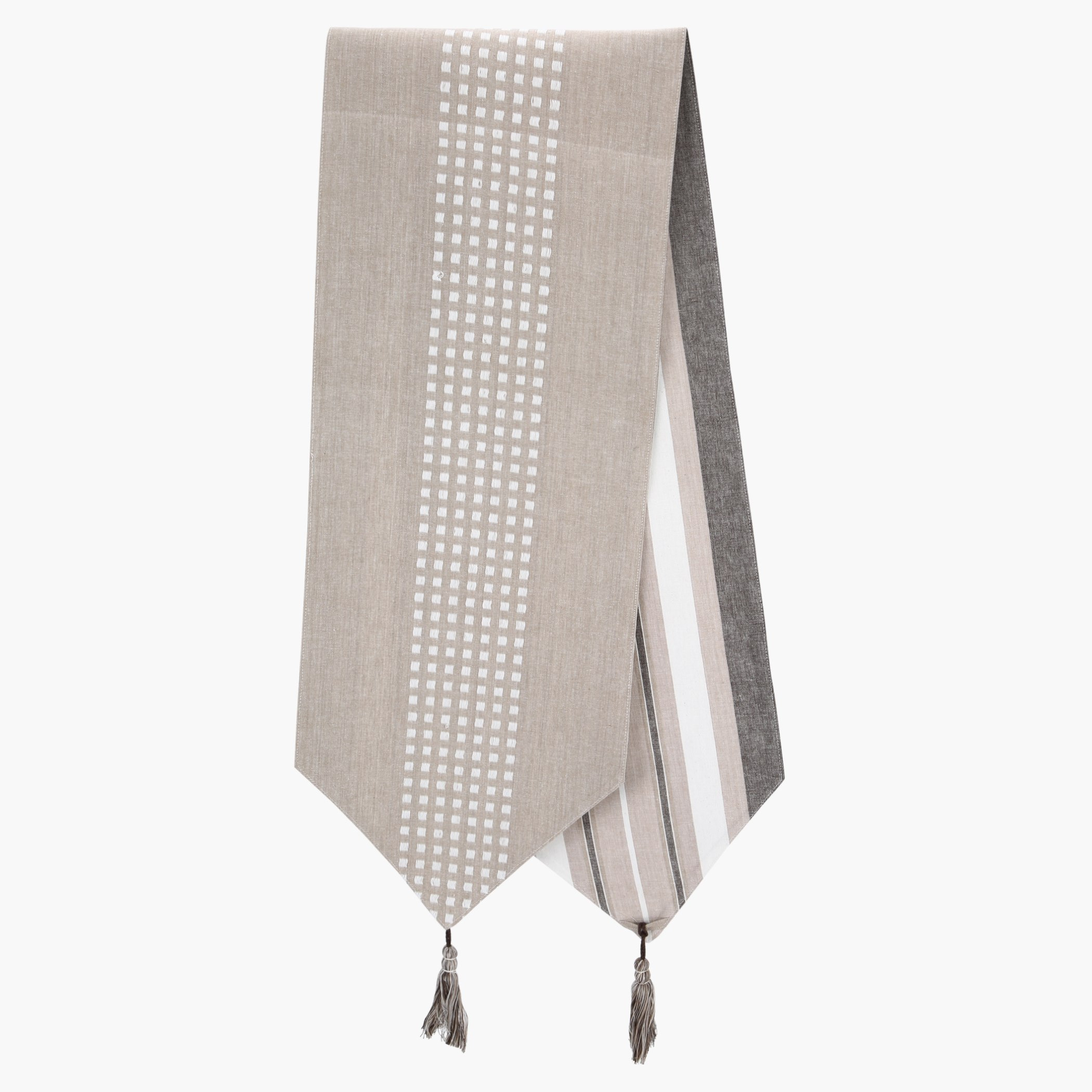 مفرش طاولة يُستخدم على الوجهين مزدان بشُرّابات ناثان-hbxdecorandfurnishings-homefurnishings-tablelinens-image-1