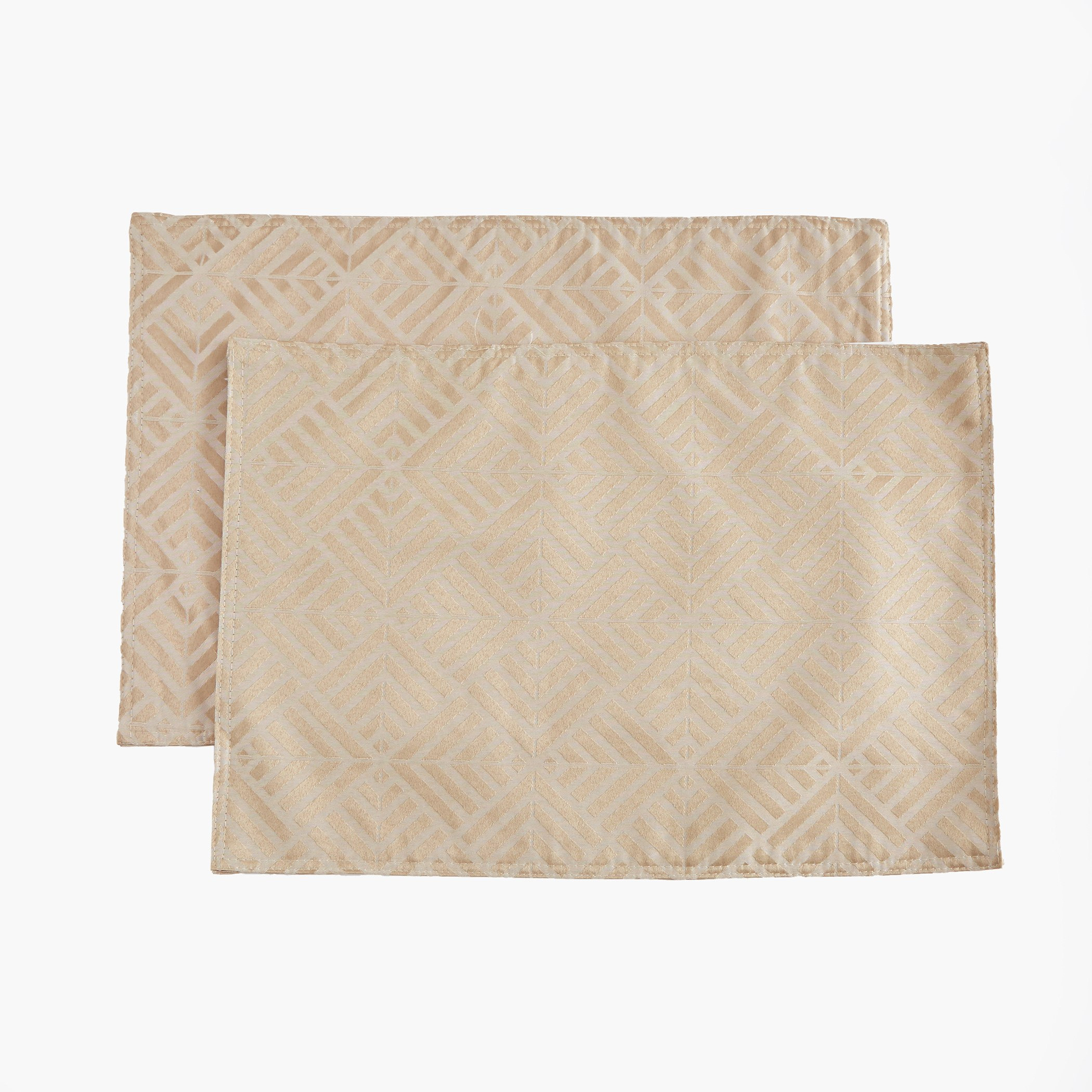 لبادة صحون جاكارد على الوجهين من كولين - طقم من قطعتين-hbxdecorandfurnishings-homefurnishings-tablelinens-image-1