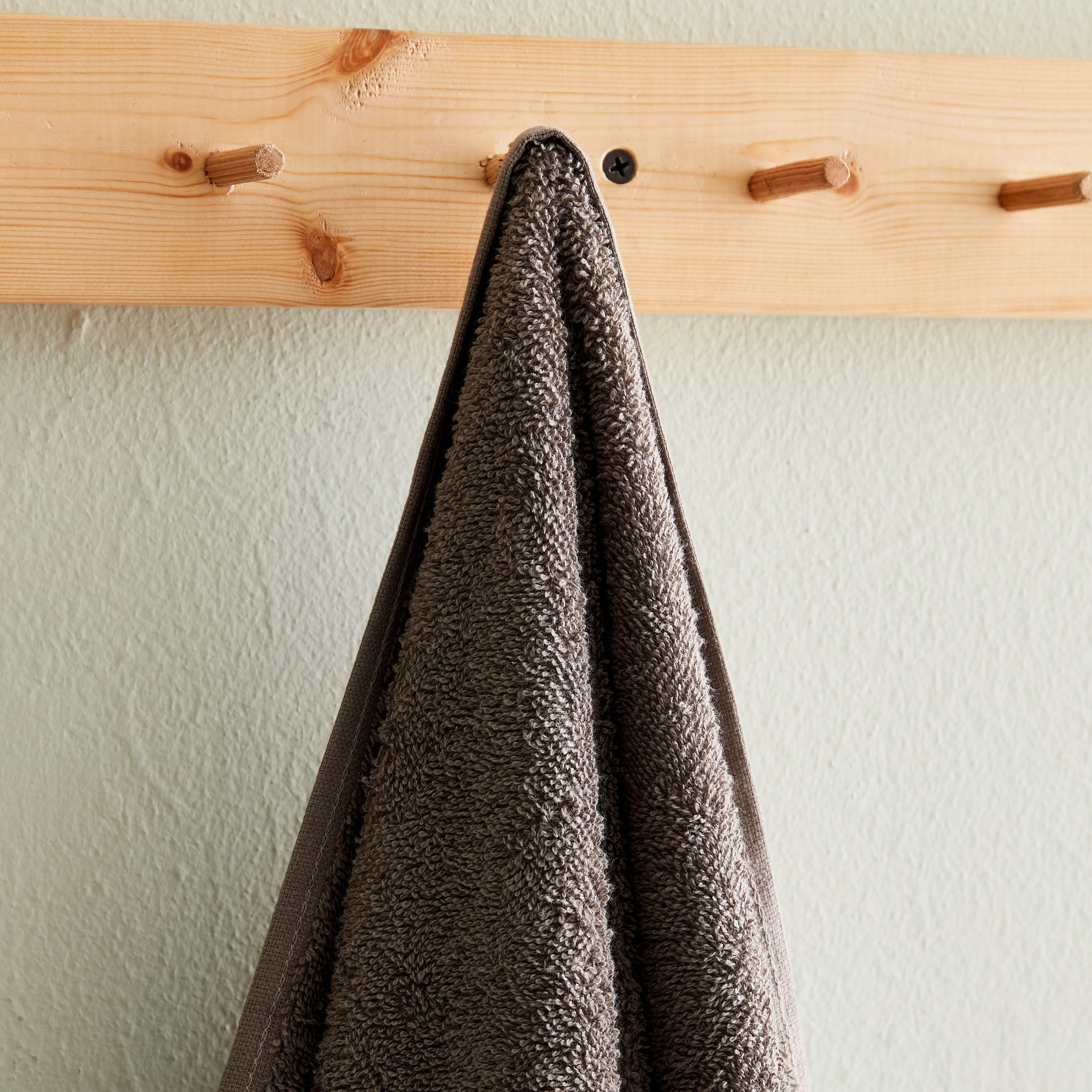 Essential Carded Bath Towel - 70x140 cm-hbxbathroom-bathroomtextiles-image-2