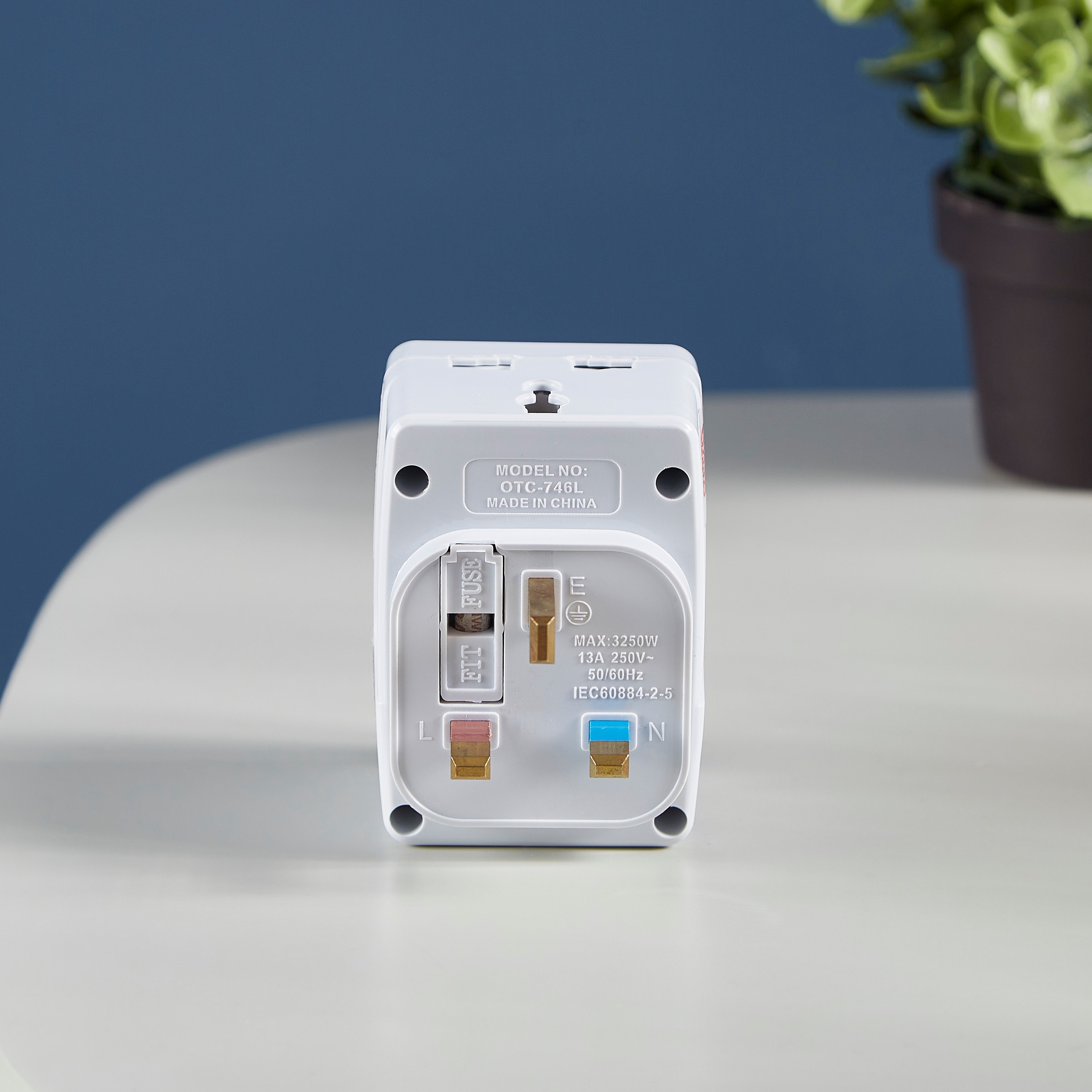 Oshtraco 3-Way Universal Multi Adaptor-hbxbedroom-lighting-lightingaccessories-image-2