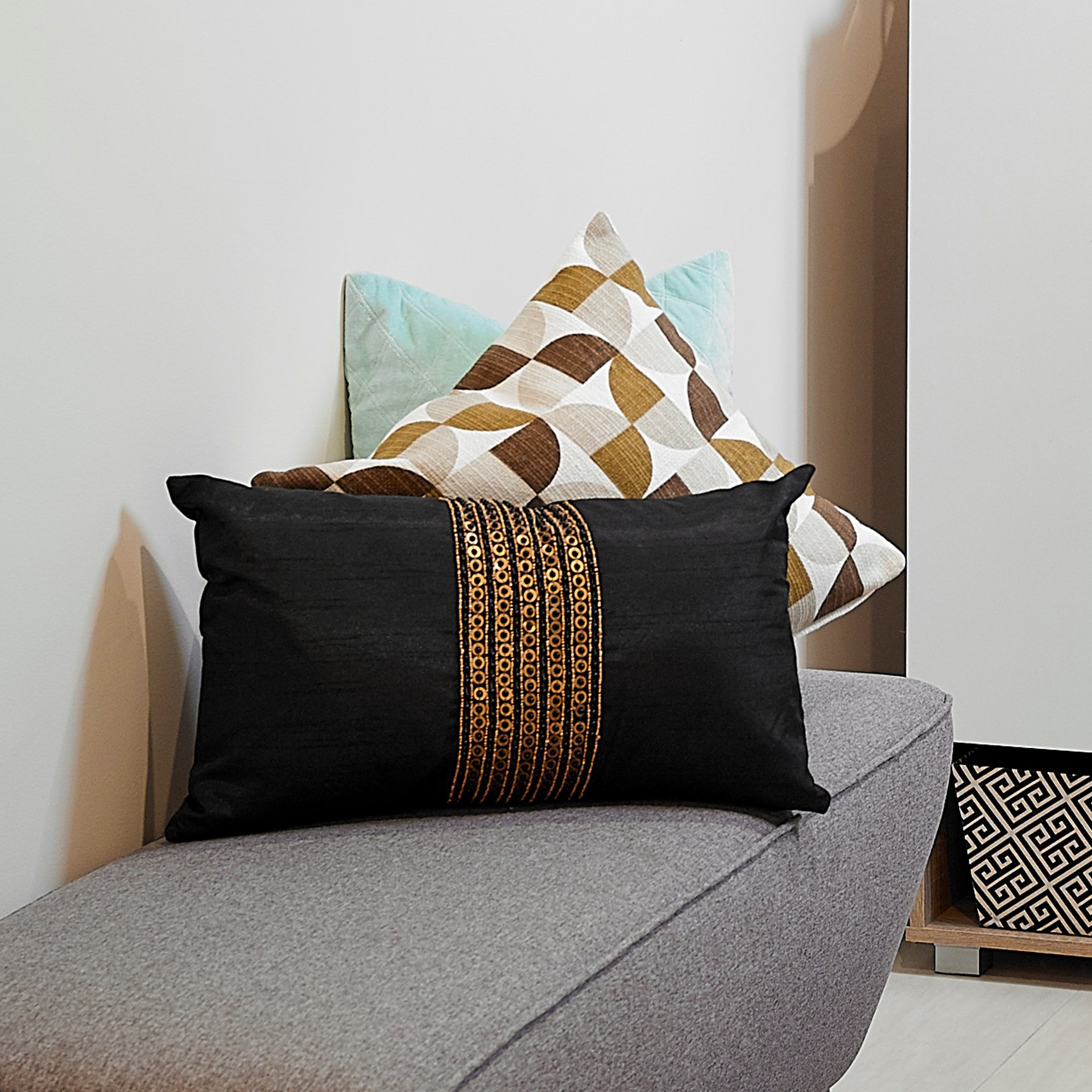 وسادة محشوة مزيّنة من ليزا - 30x50 سم-hbxlivingroom-furnishings-cushionsandcovers-filledcushions-image-1