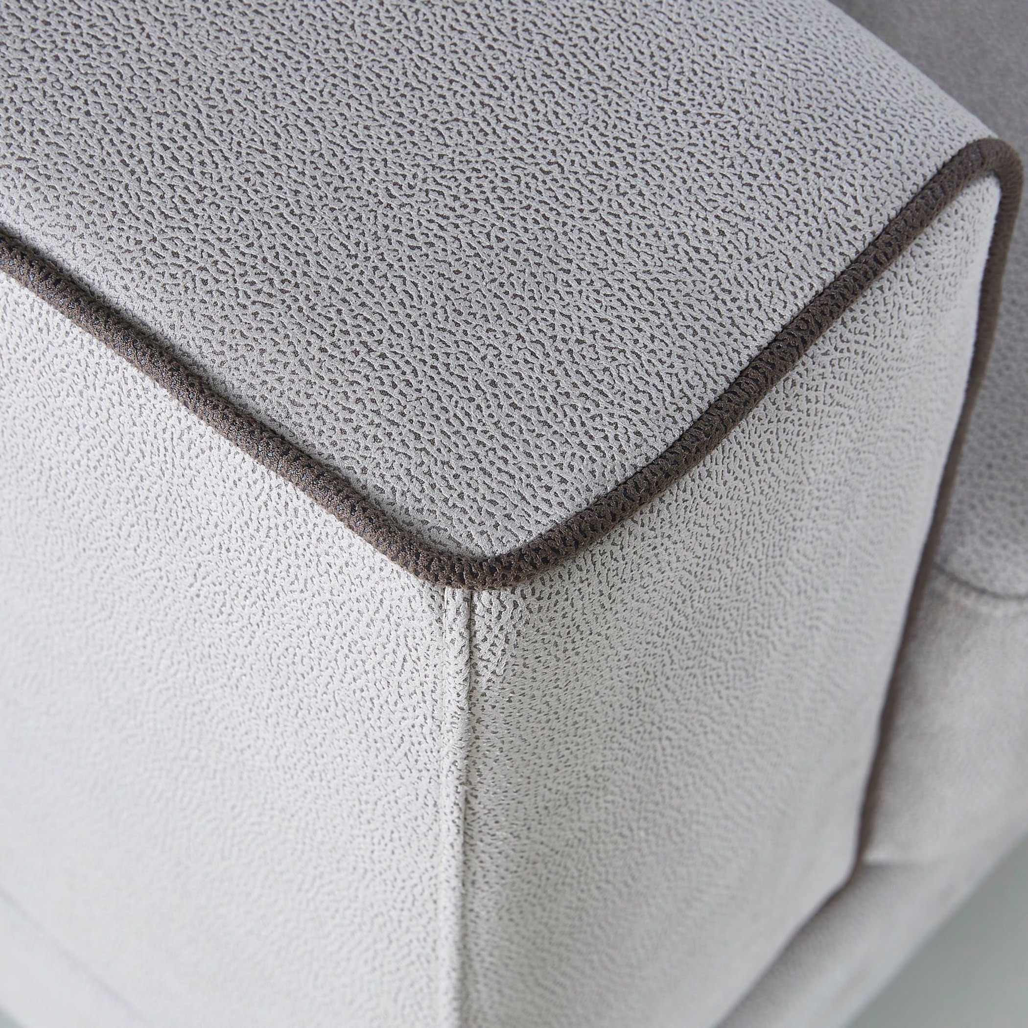 كنبة بمقعدين مع وسائد من شارون-hbxlivingroom-sofasandarmchairs-sofas-image-3