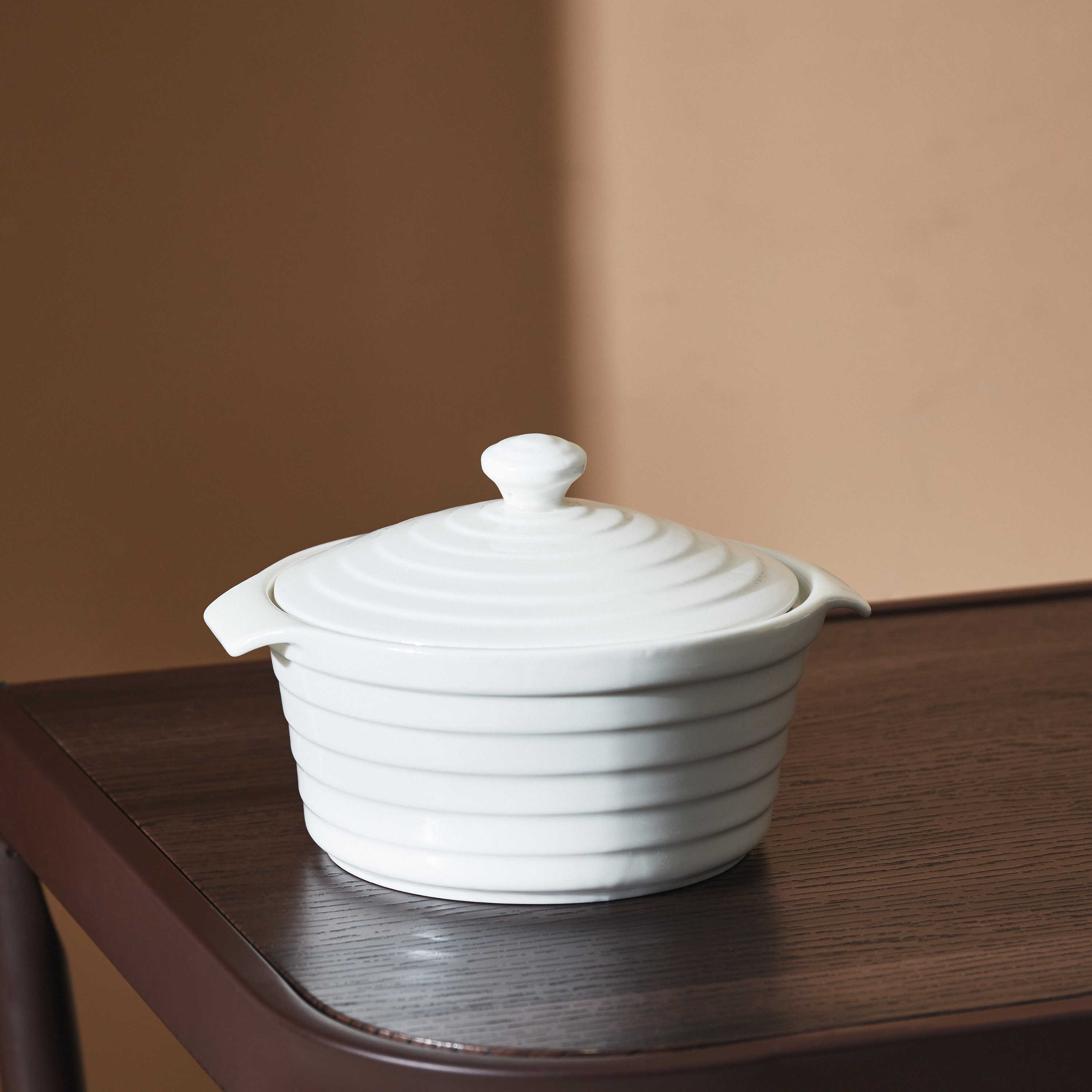 كسرولة مستديرة بارزة الملمس من إليجانس-hbxdecorandfurnishings-tabletop-serveware-image-1