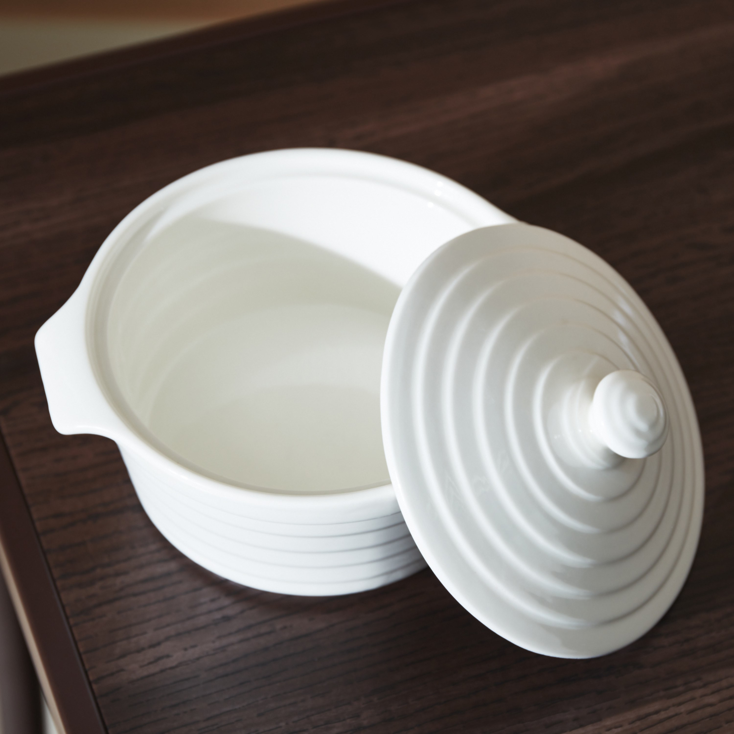كسرولة مستديرة بارزة الملمس من إليجانس-hbxdecorandfurnishings-tabletop-serveware-image-2