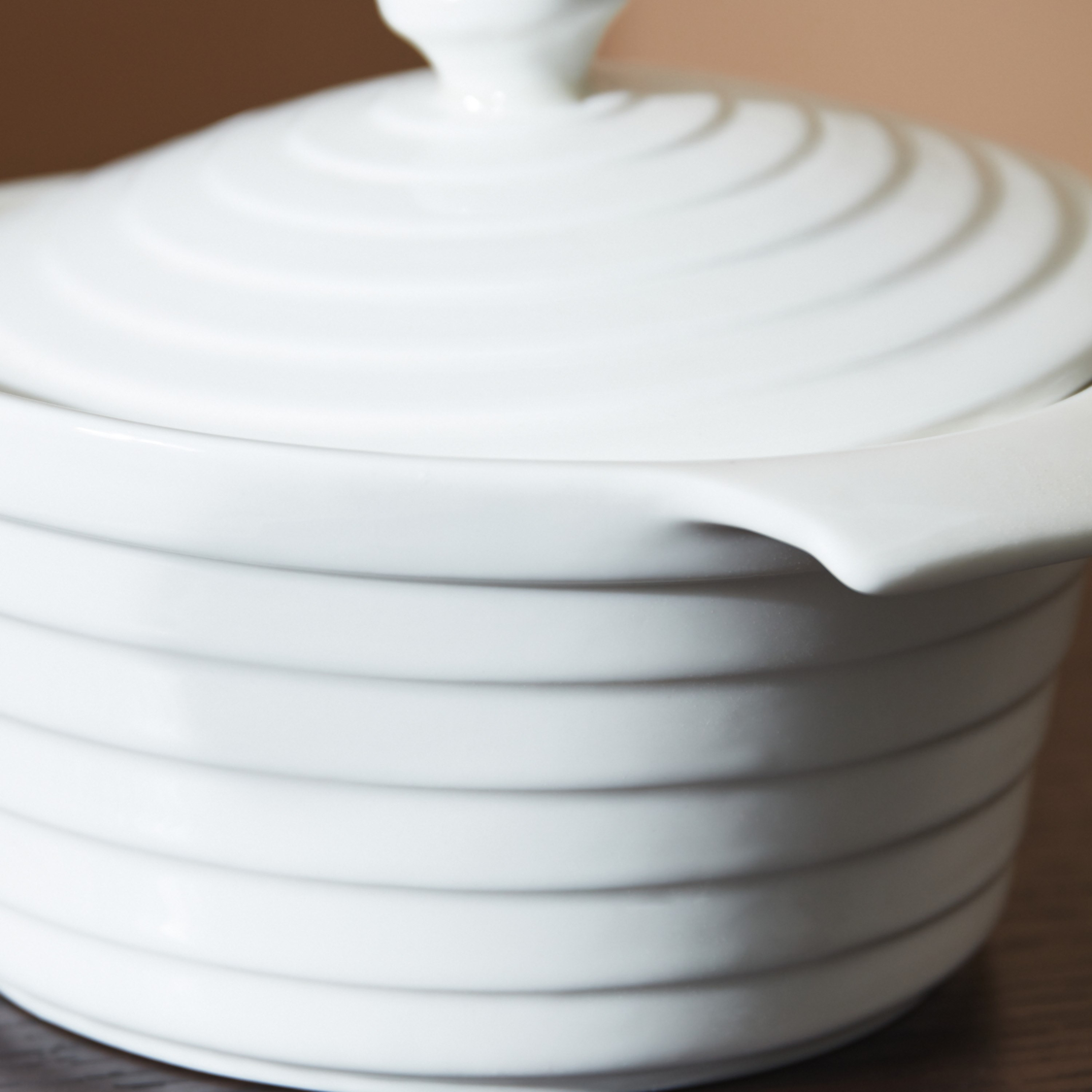 كسرولة مستديرة بارزة الملمس من إليجانس-hbxdecorandfurnishings-tabletop-serveware-image-4