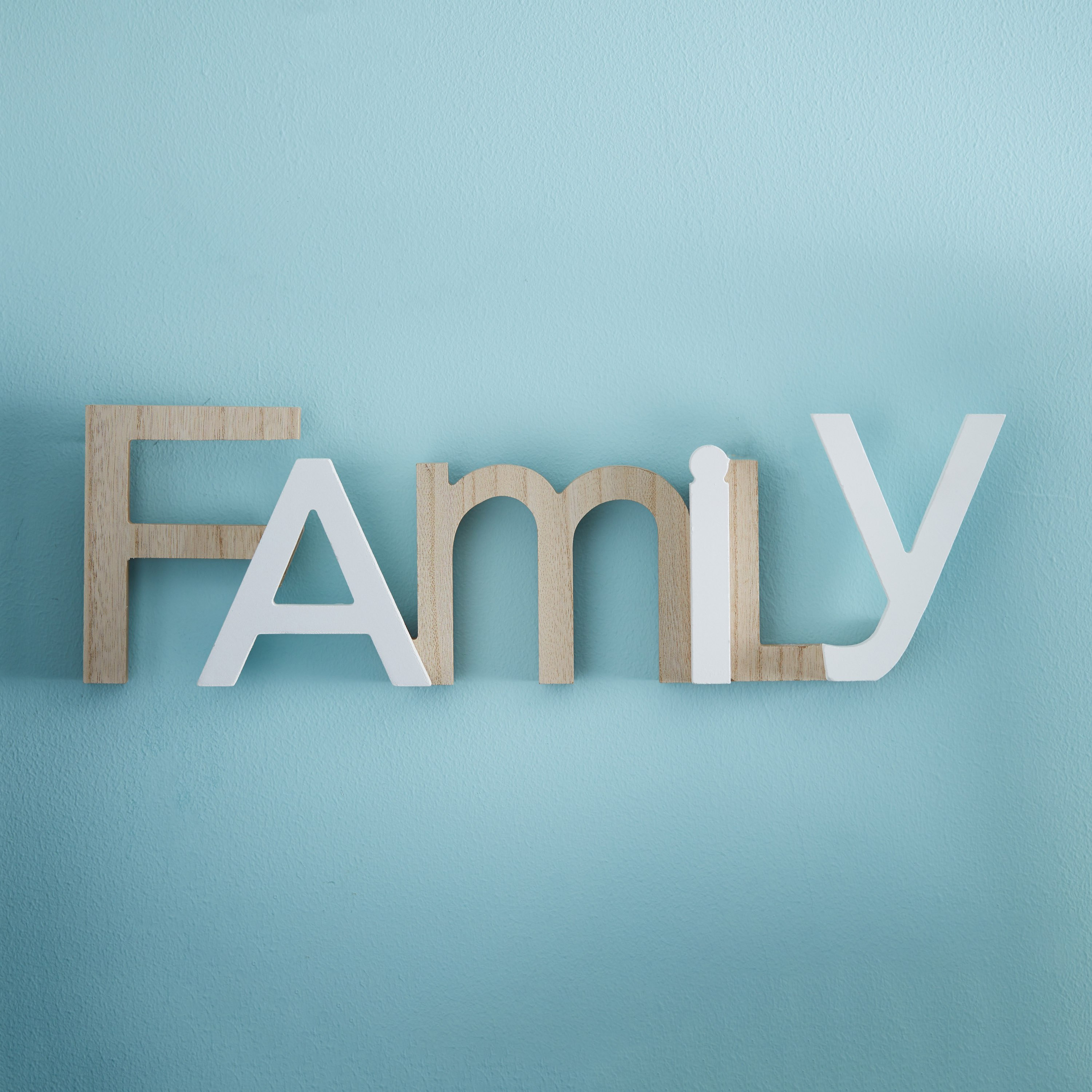 زينة حائط معلّقة بحروف كلمة فاميلي-hbxdiningroom-walldecor-wallart-image-1