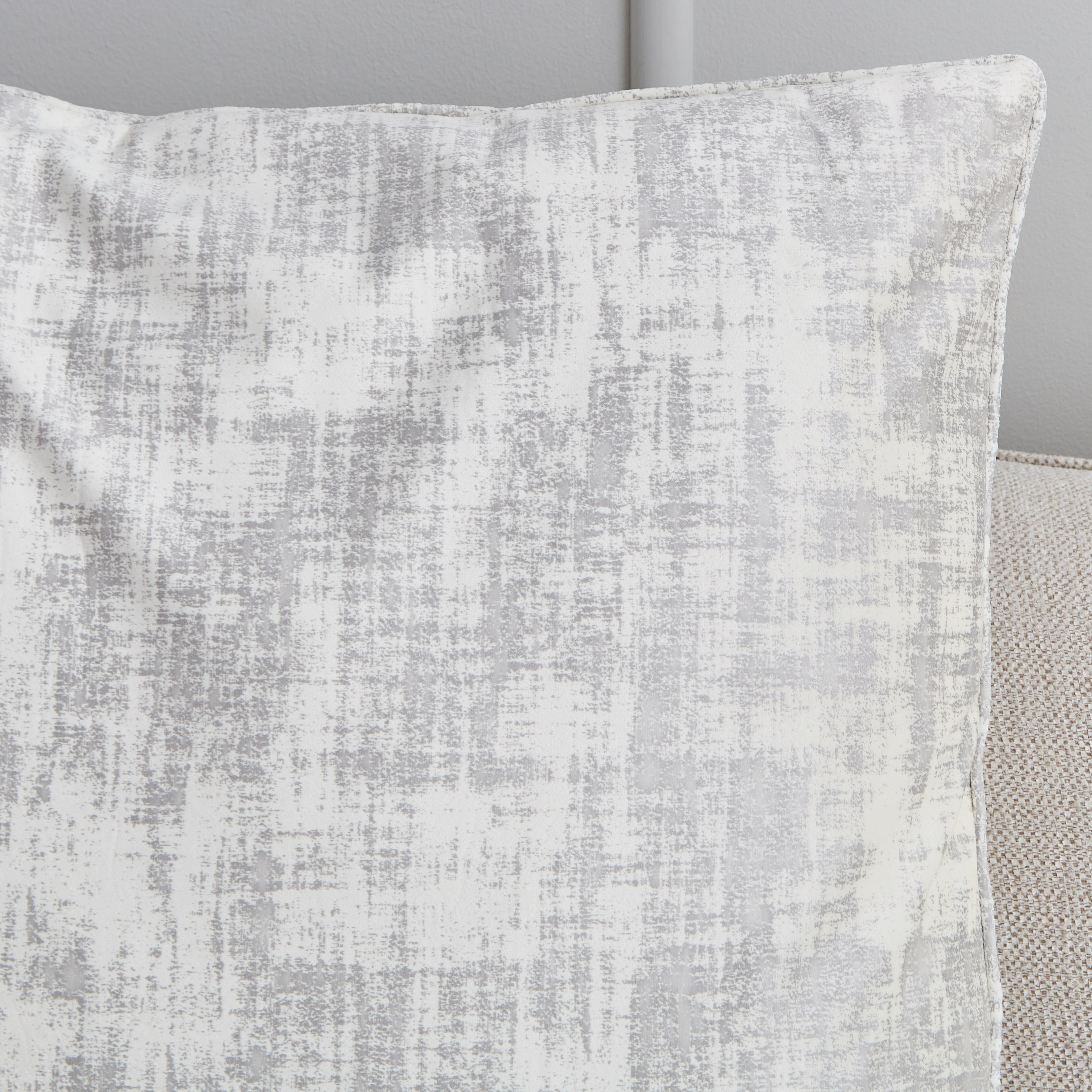 وسادة محشوّة بطبعات دلتا - 65x65 سم-hbxlivingroom-furnishings-cushionsandcovers-filledcushions-image-2
