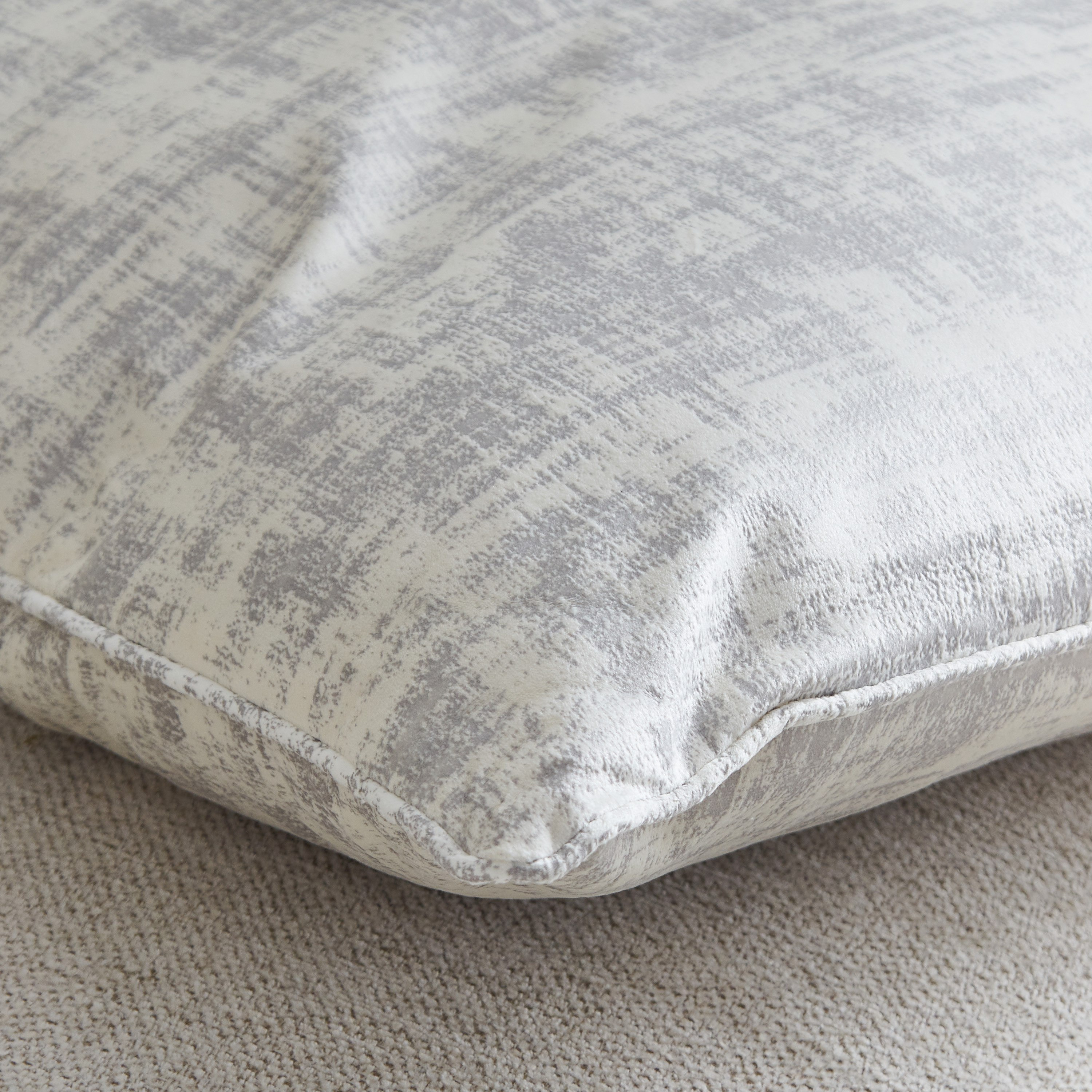 وسادة محشوّة بطبعات دلتا - 65x65 سم-hbxlivingroom-furnishings-cushionsandcovers-filledcushions-image-3