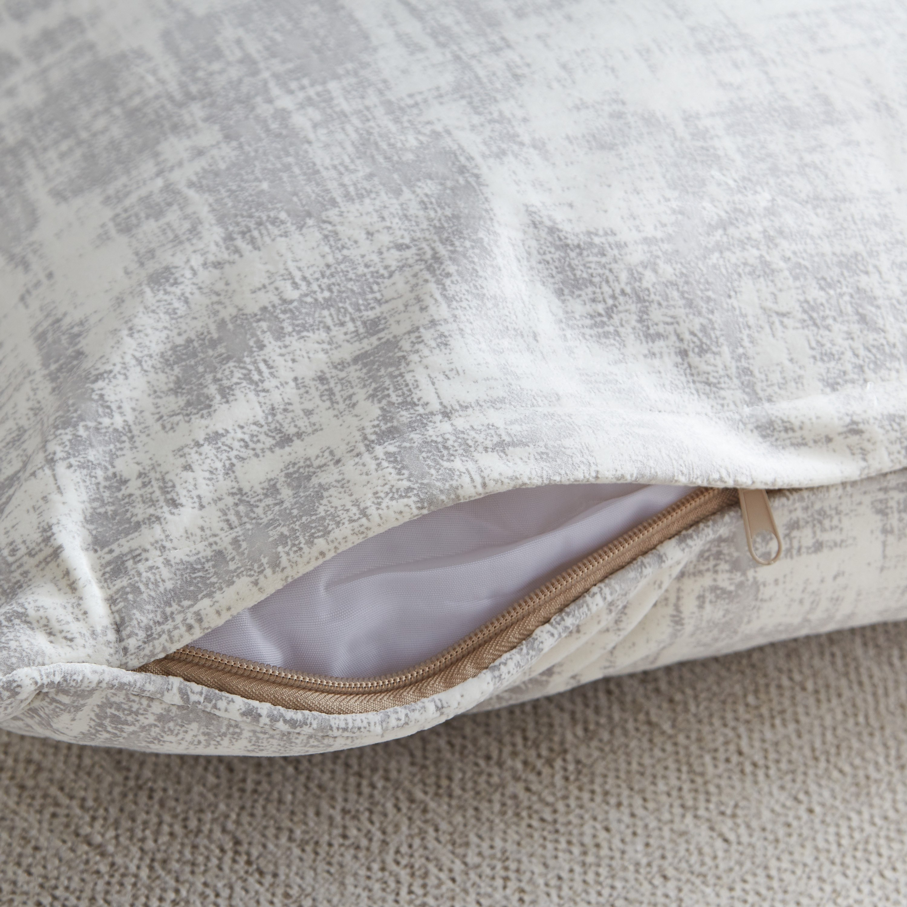 وسادة محشوّة بطبعات دلتا - 65x65 سم-hbxlivingroom-furnishings-cushionsandcovers-filledcushions-image-4
