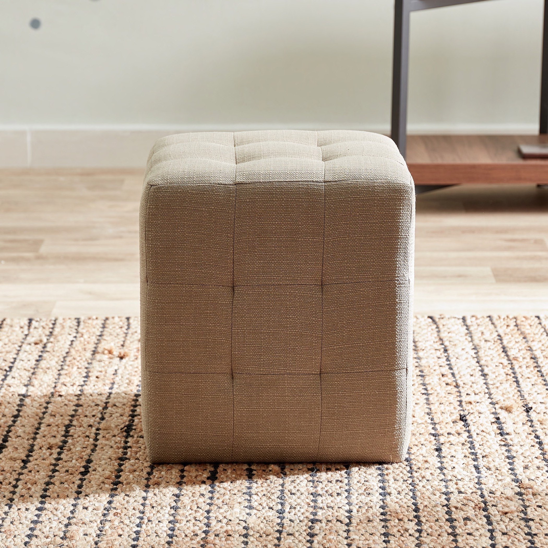 مقعد عثماني من أجاتا-hbxlivingroom-sofasandarmchairs-ottomansandfootstools-image-2