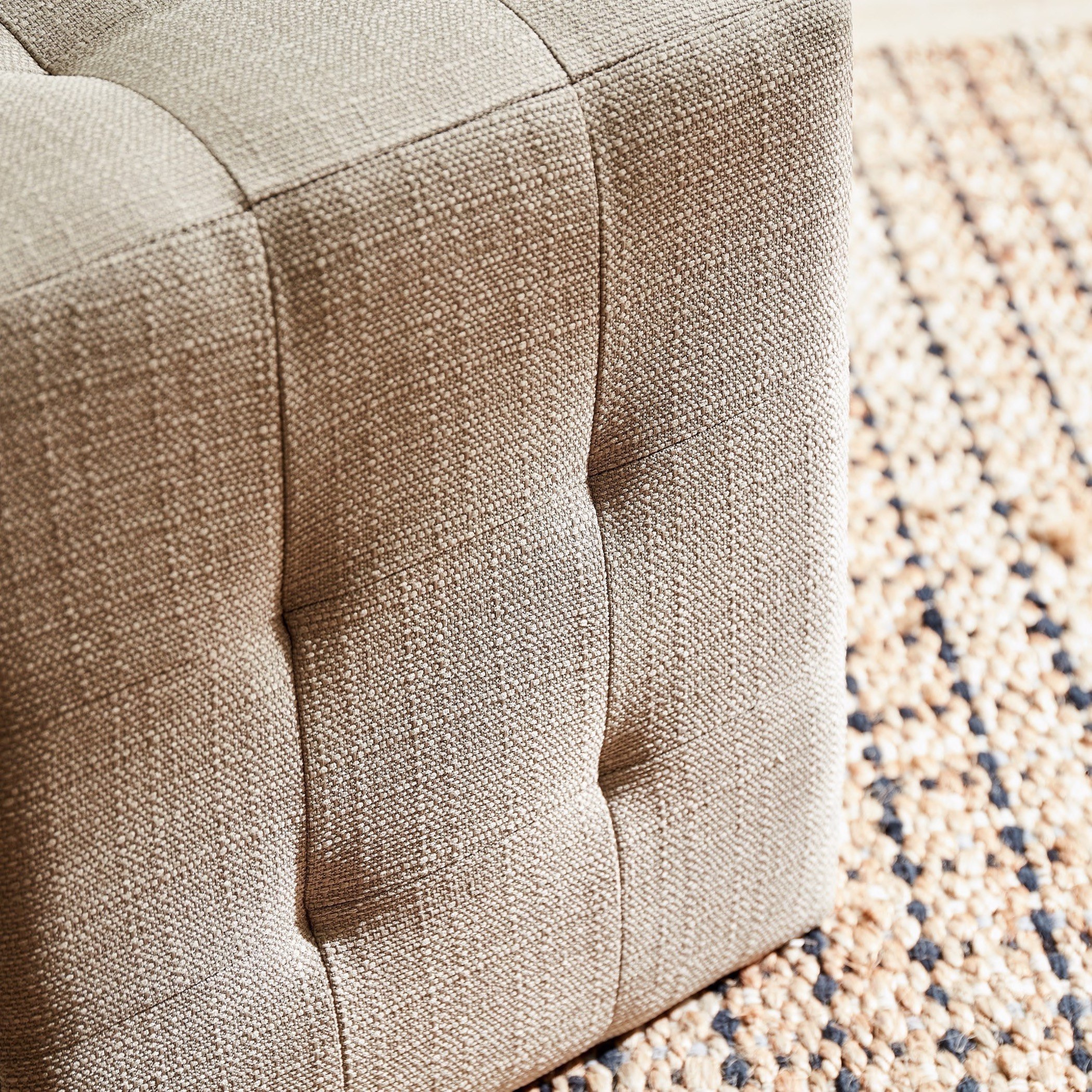 مقعد عثماني من أجاتا-hbxlivingroom-sofasandarmchairs-ottomansandfootstools-image-5