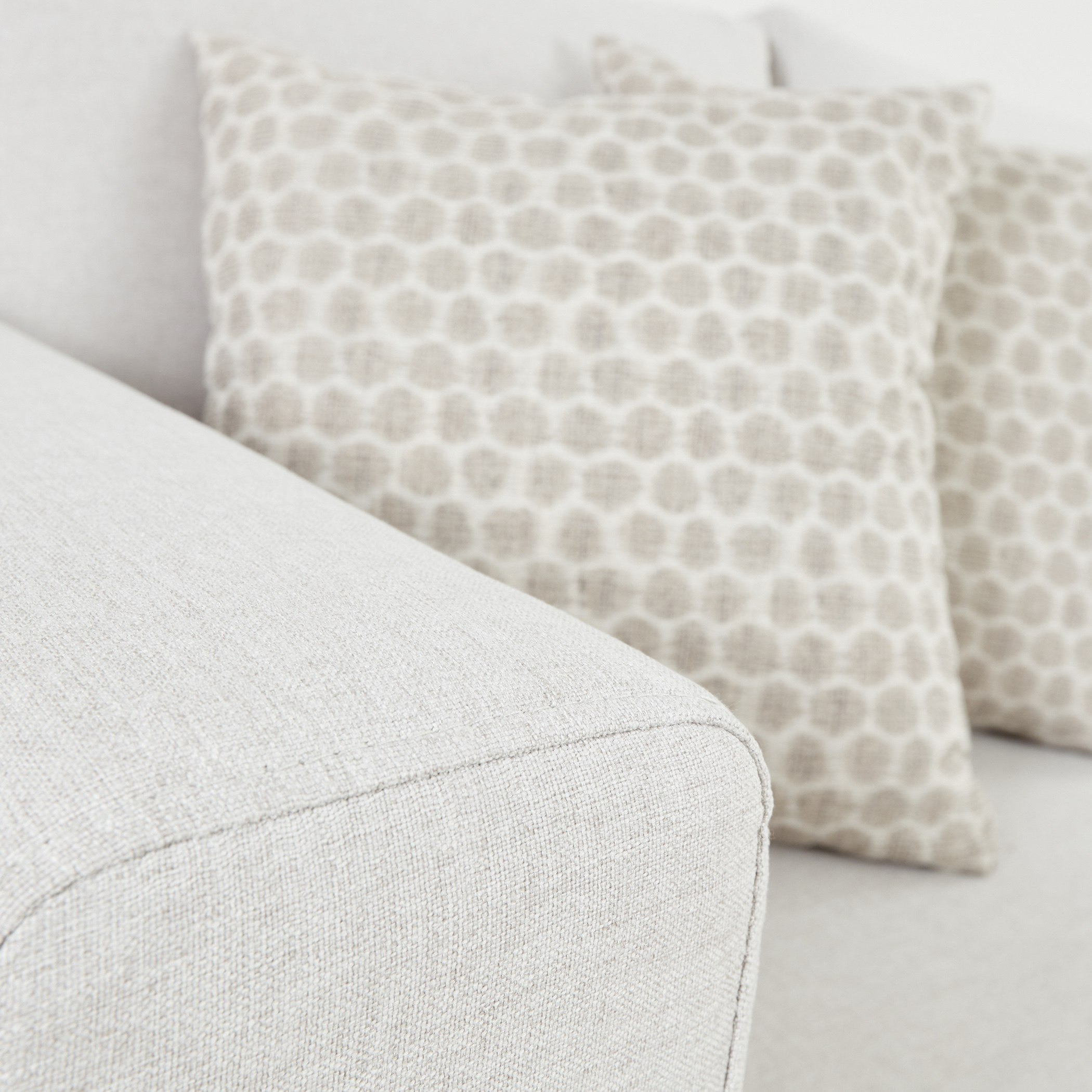 أريكة مقعدين مع وسادتين لورانس-hbxlivingroom-sofasandarmchairs-sofas-image-4