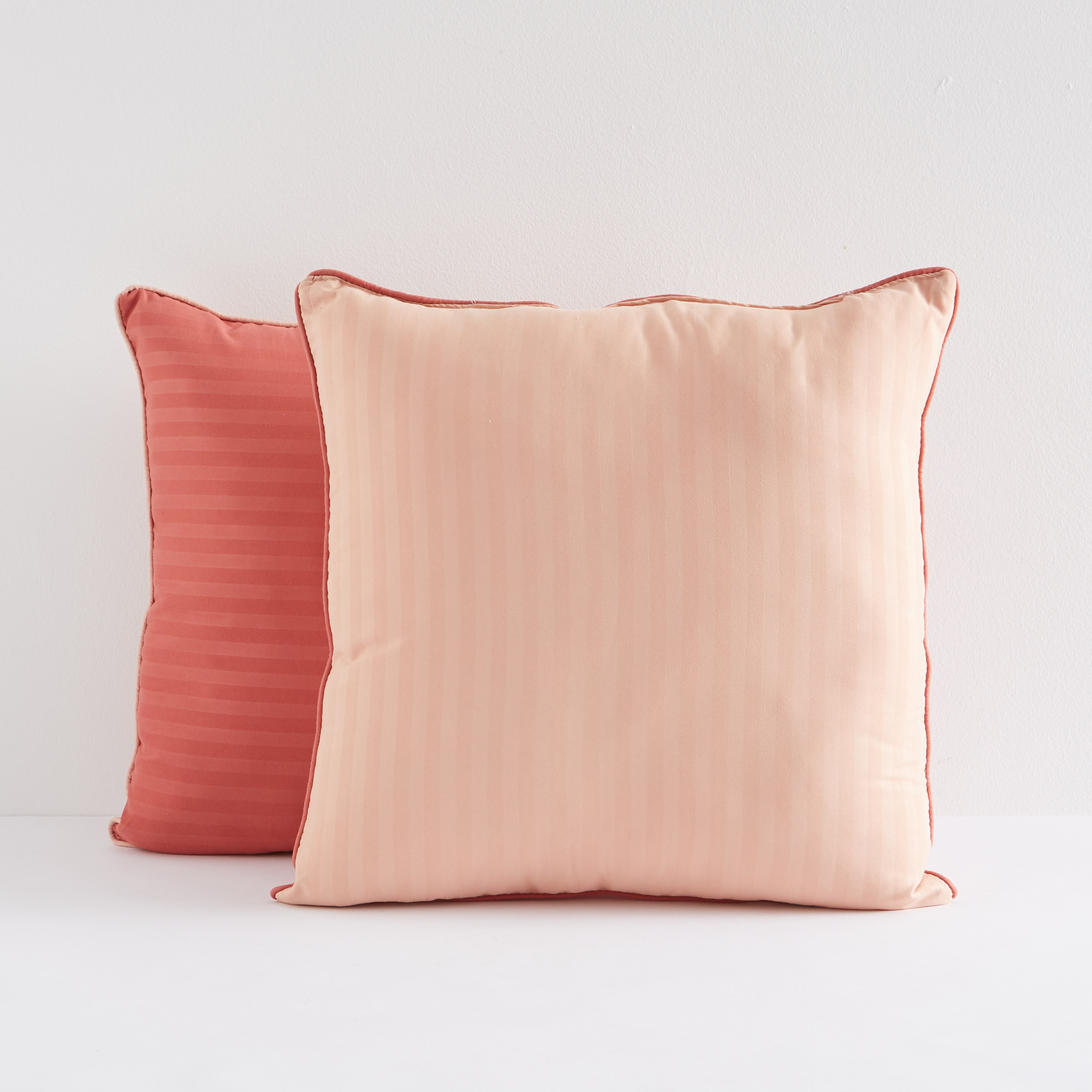 طقم وسادة محشوة من قطعتين من بريستول - 45x45 سم-hbxlivingroom-furnishings-cushionsandcovers-filledcushions-image-1