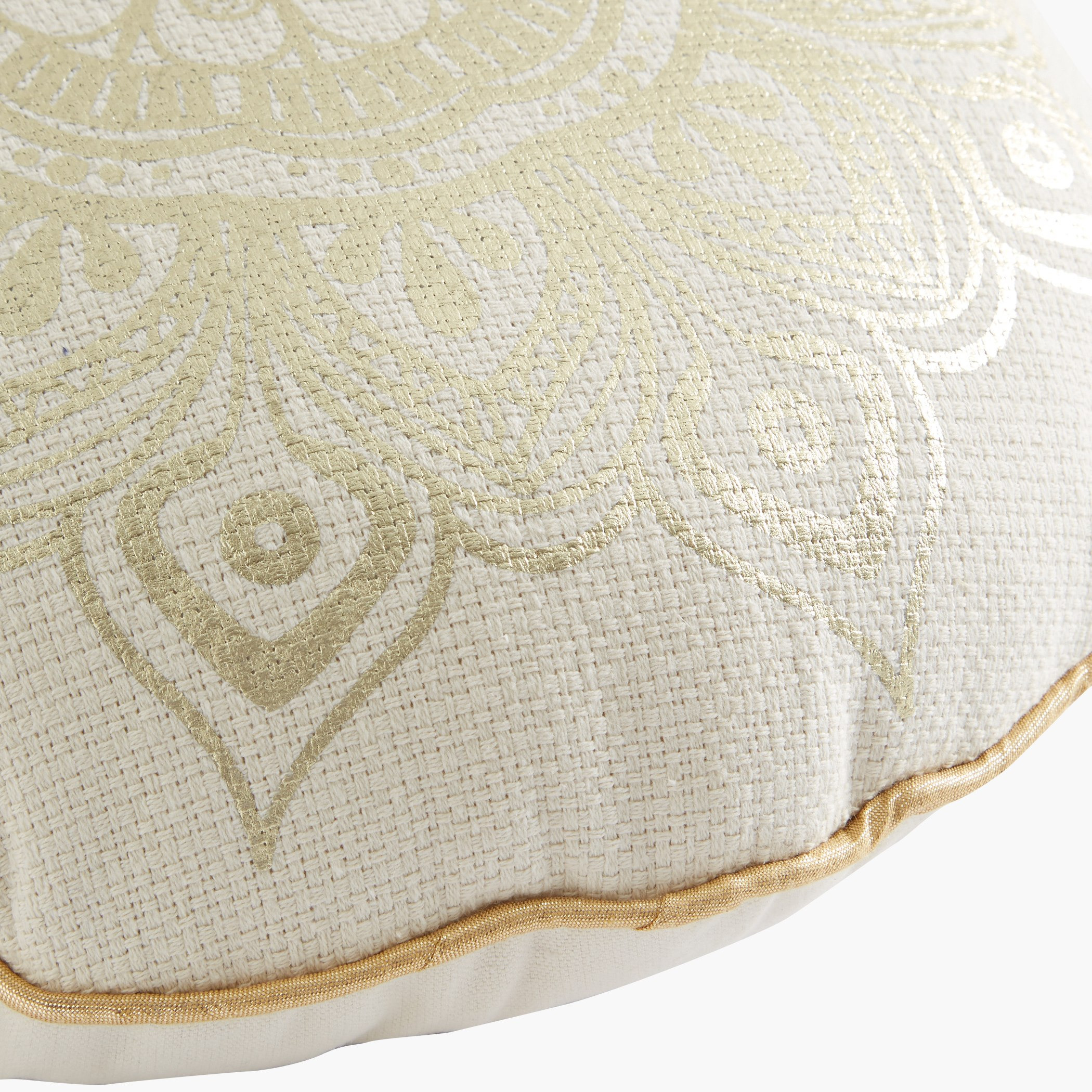 وسادة محشوّة مستديرة بطبعات فويل من بينيت - 40 سم-hbxlivingroom-furnishings-cushionsandcovers-filledcushions-image-3