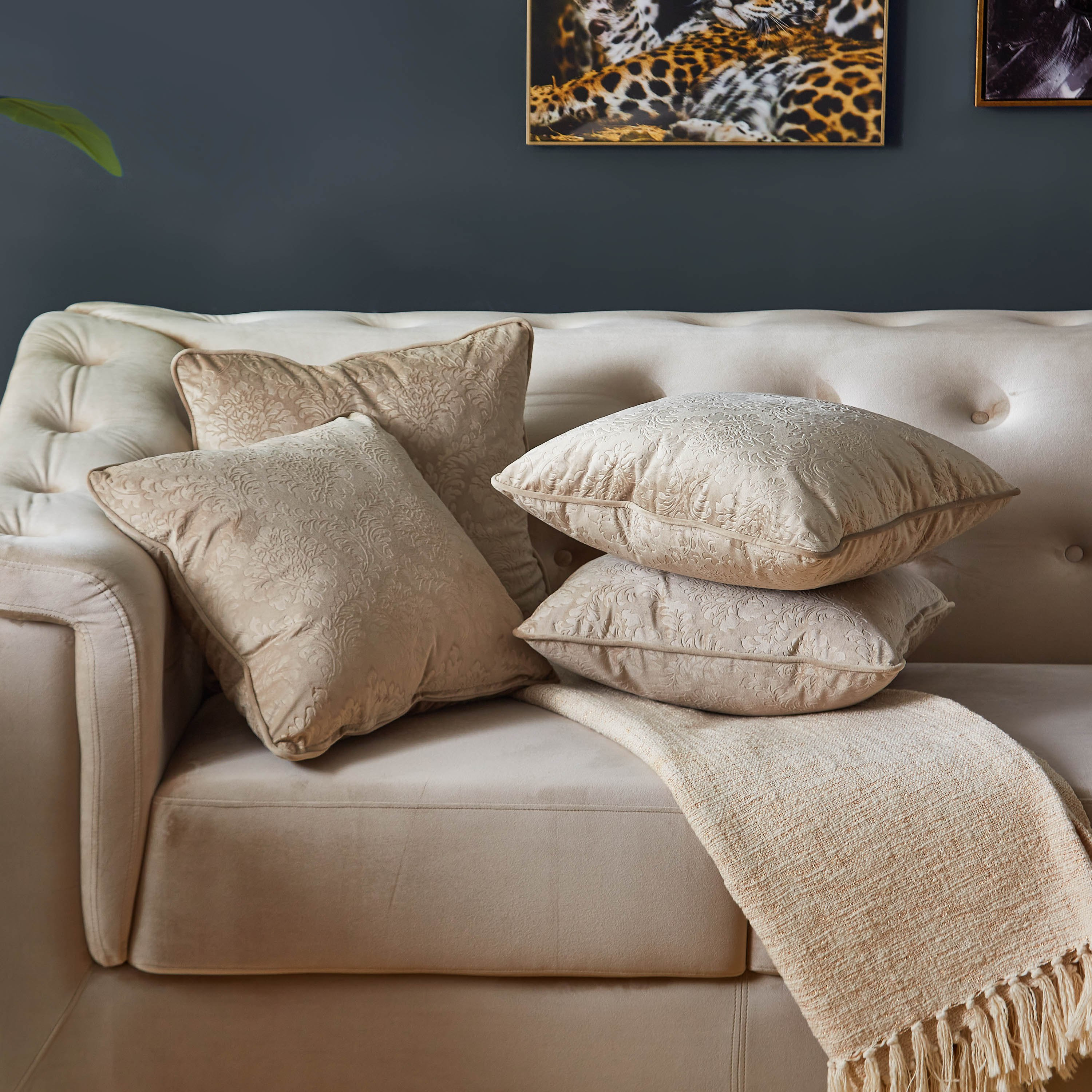 كنبة مخمليّة 3 مقاعد مع 4 وسائد من سندريلا-hbxlivingroom-sofasandarmchairs-sofas-image-3