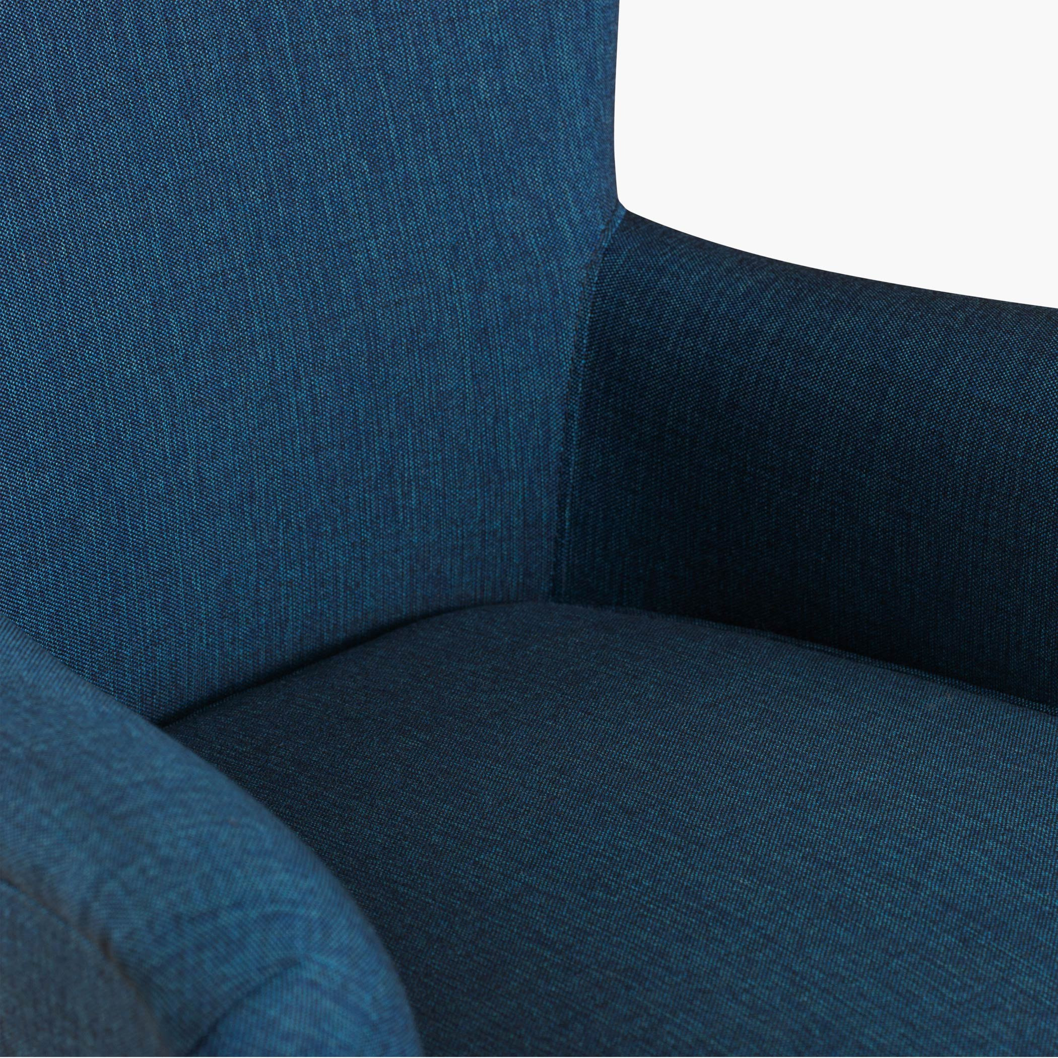 كرسي بمساند ذراعين منحنية من سانتياجو-hbxlivingroom-sofasandarmchairs-sofas-image-4