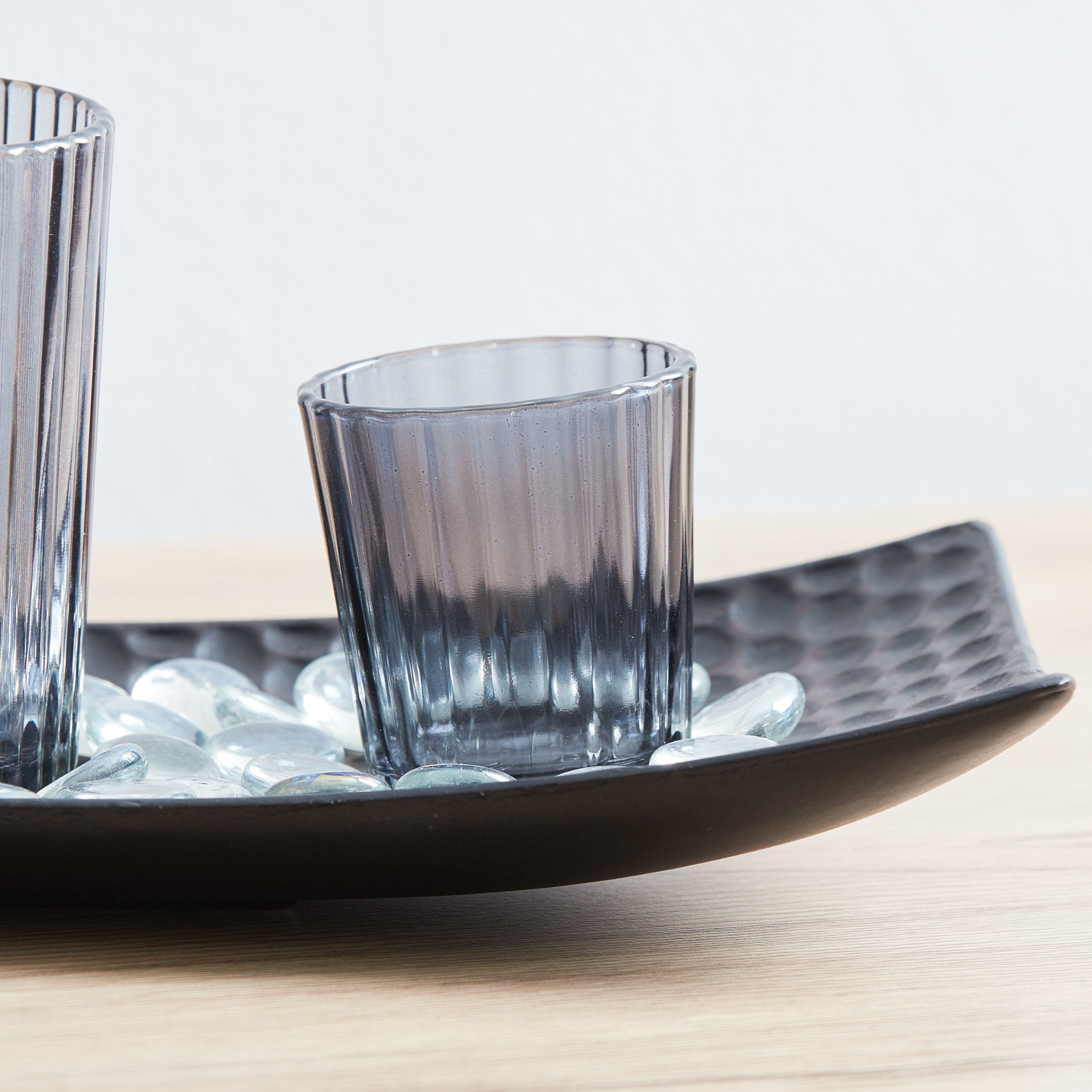 حامل شموع 3 قطع بقاعدة خشبية وخرز زجاجي من ريفليكشن-hbxlivingroom-decorandaccessories-candleholders-image-3