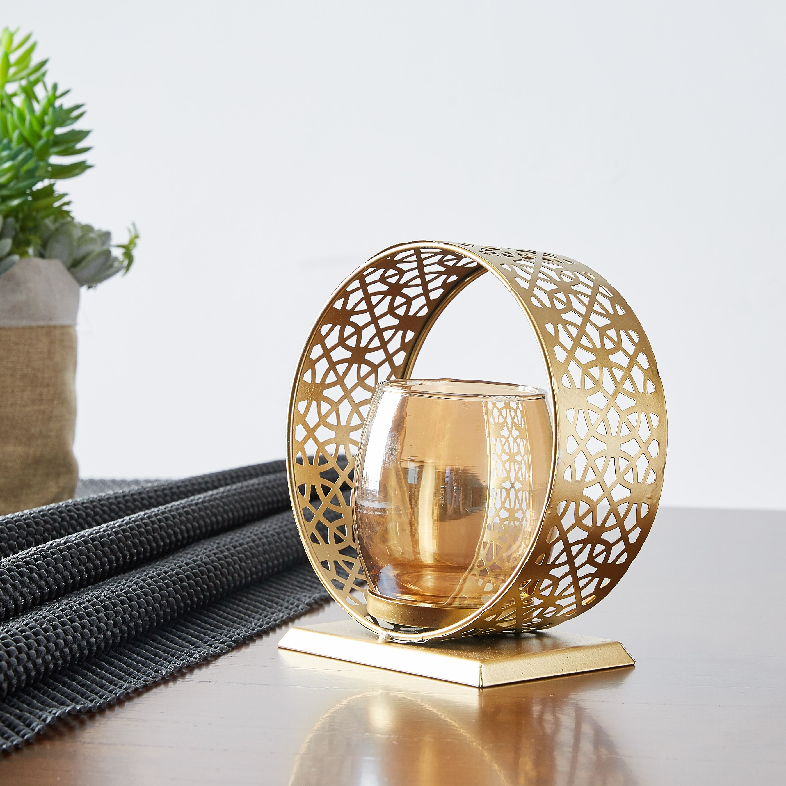 حامل شموع فردي مستدير بتفاصيل مفرّغة-hbxlivingroom-decorandaccessories-candleholders-image-1