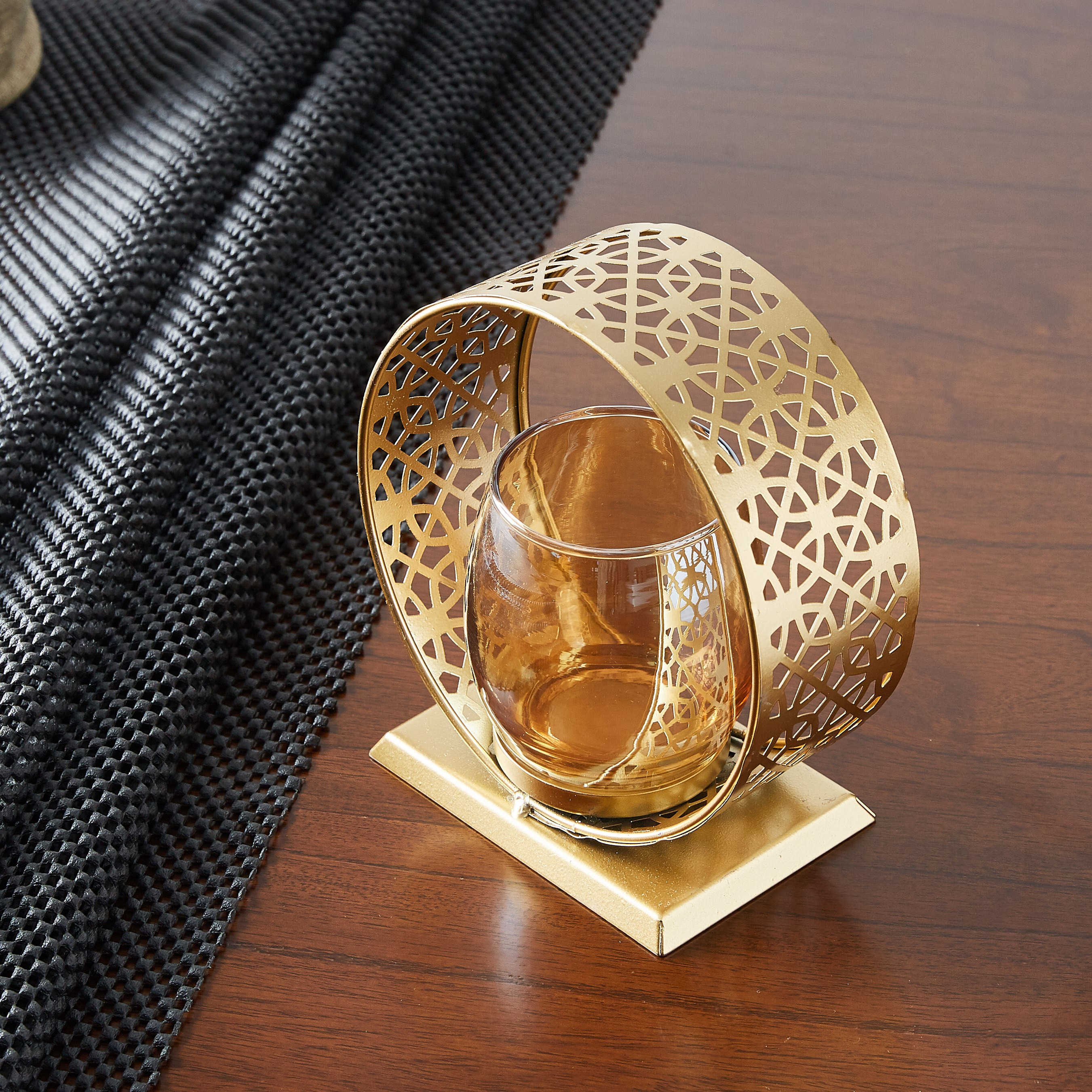 حامل شموع فردي مستدير بتفاصيل مفرّغة-hbxlivingroom-decorandaccessories-candleholders-image-2