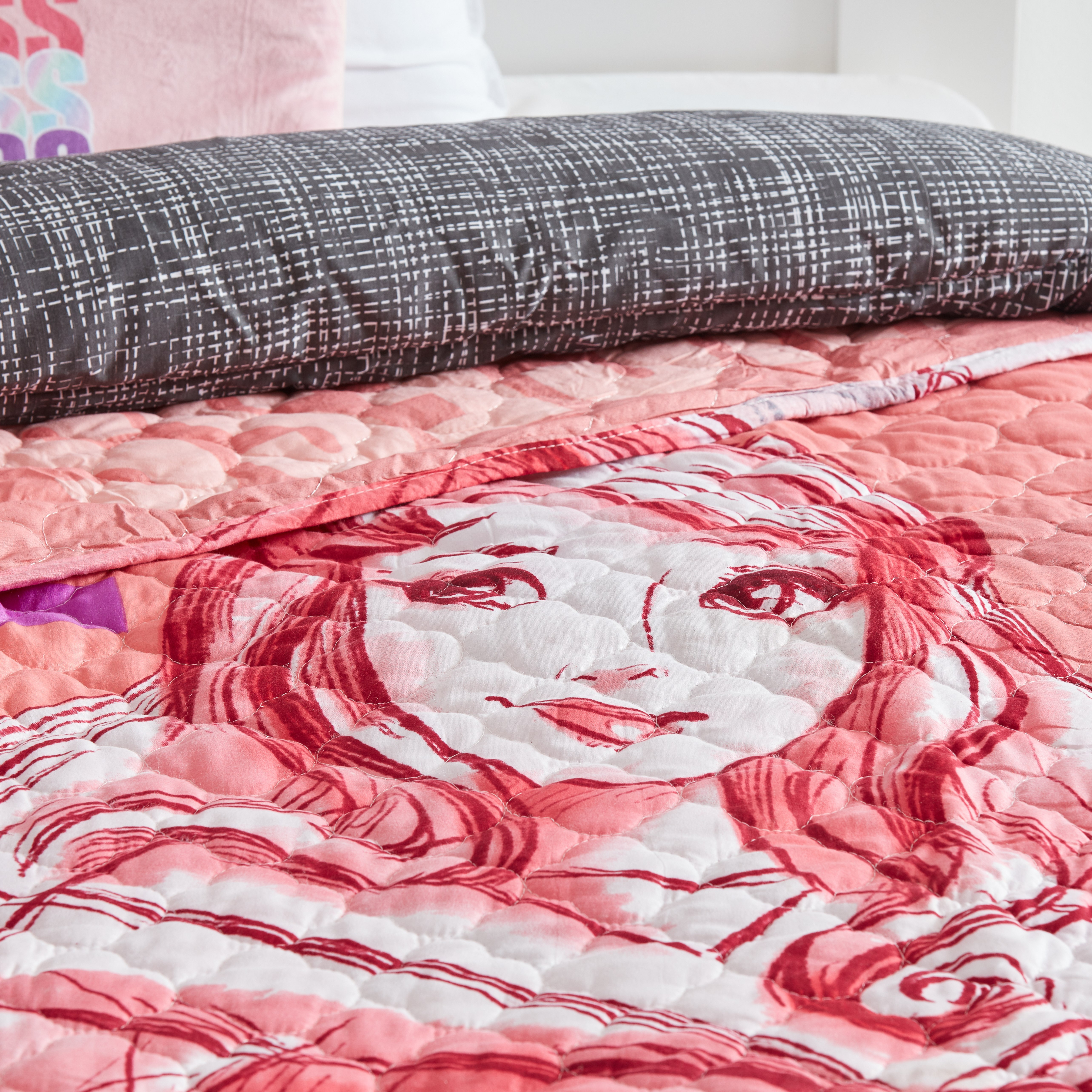 بطّانيّة مبطّنة بطبعات أميرة- 150x200 سم.-hbxhomeware-hbxkidsandyouth-image-3