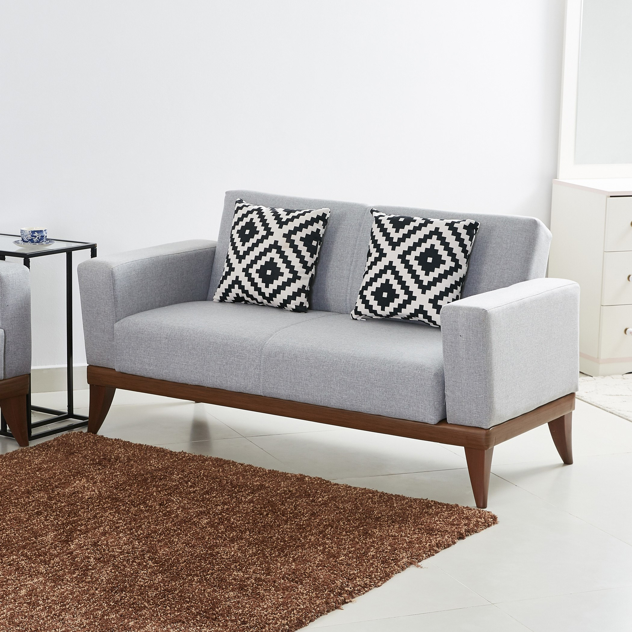 كنبة سرير قماشيّة مقعدين مع وسائد صغيرة بطبعات من تريانا-hbxlivingroom-sofasandarmchairs-sofas-image-2