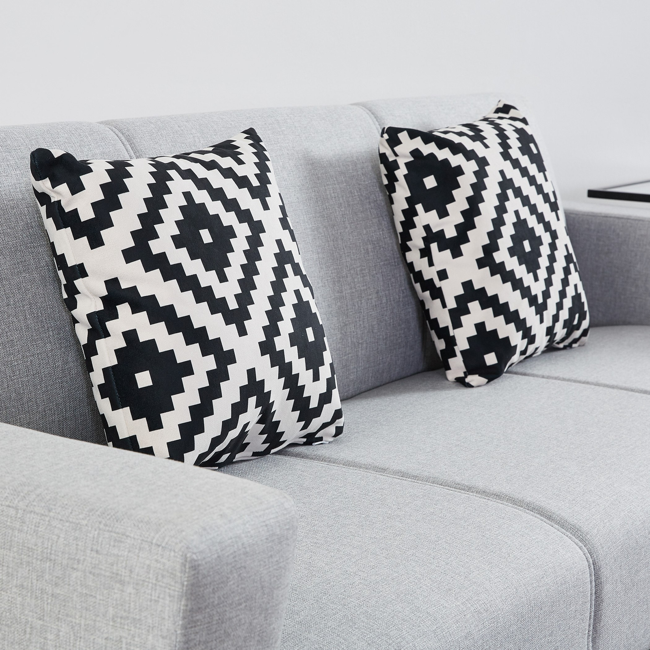 كنبة سرير قماشيّة مقعدين مع وسائد صغيرة بطبعات من تريانا-hbxlivingroom-sofasandarmchairs-sofas-image-3