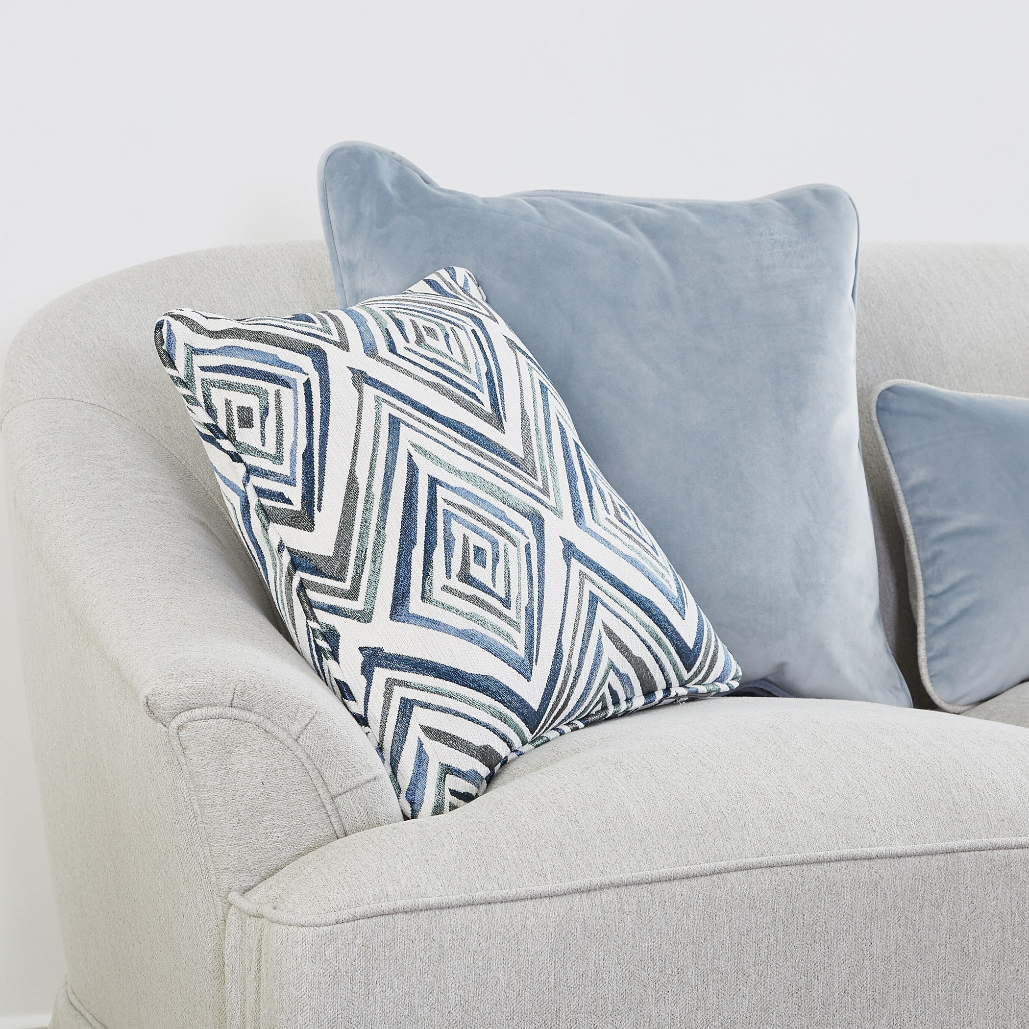 كنبة بثلاث مقاعد ووسائد مبعثرة من أوكسفيلا-hbxlivingroom-sofasandarmchairs-sofas-image-3