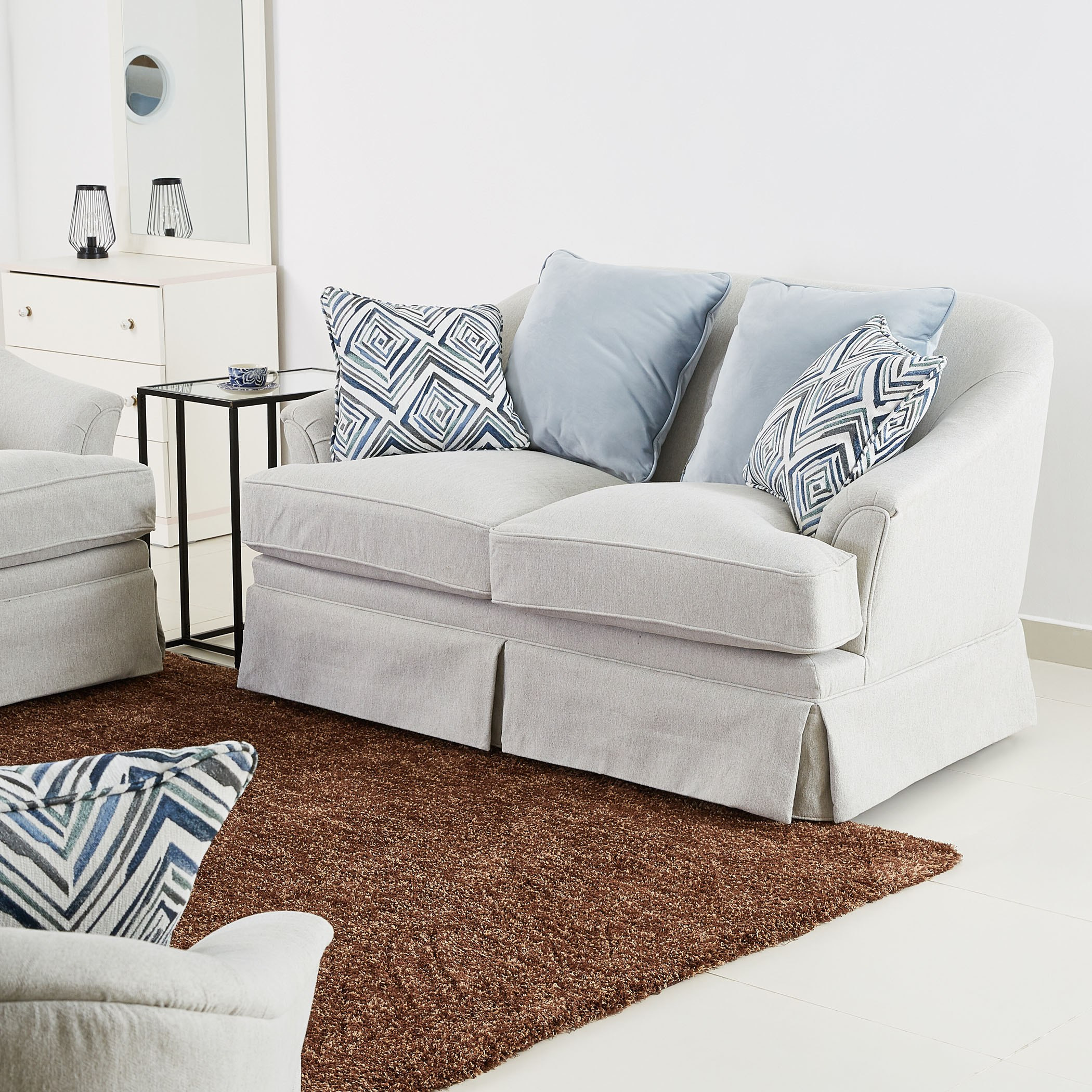 كنبة بمقعدين ووسائد مبعثرة من أوكسفيل-hbxlivingroom-sofasandarmchairs-sofas-image-2