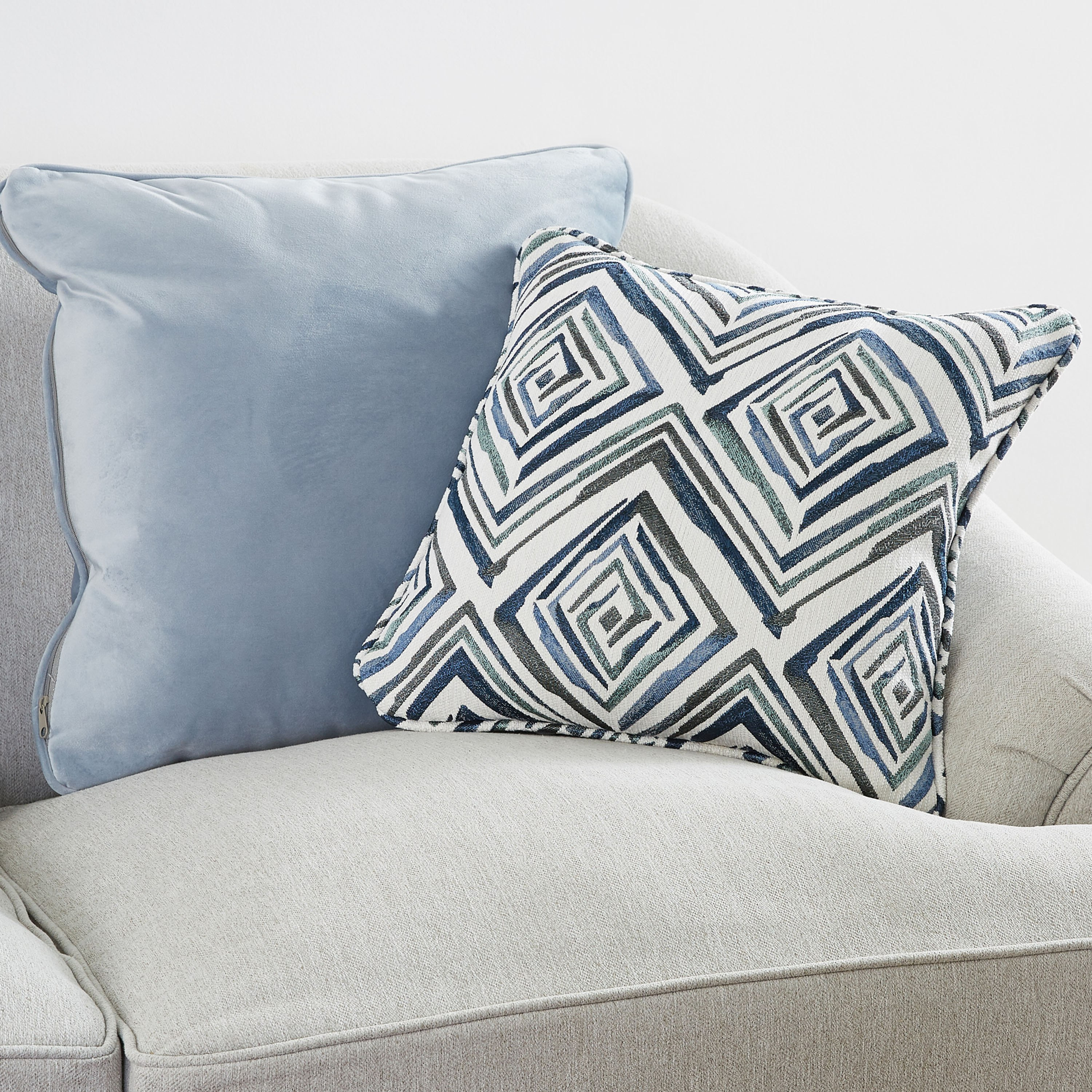 كنبة بمقعدين ووسائد مبعثرة من أوكسفيل-hbxlivingroom-sofasandarmchairs-sofas-image-3