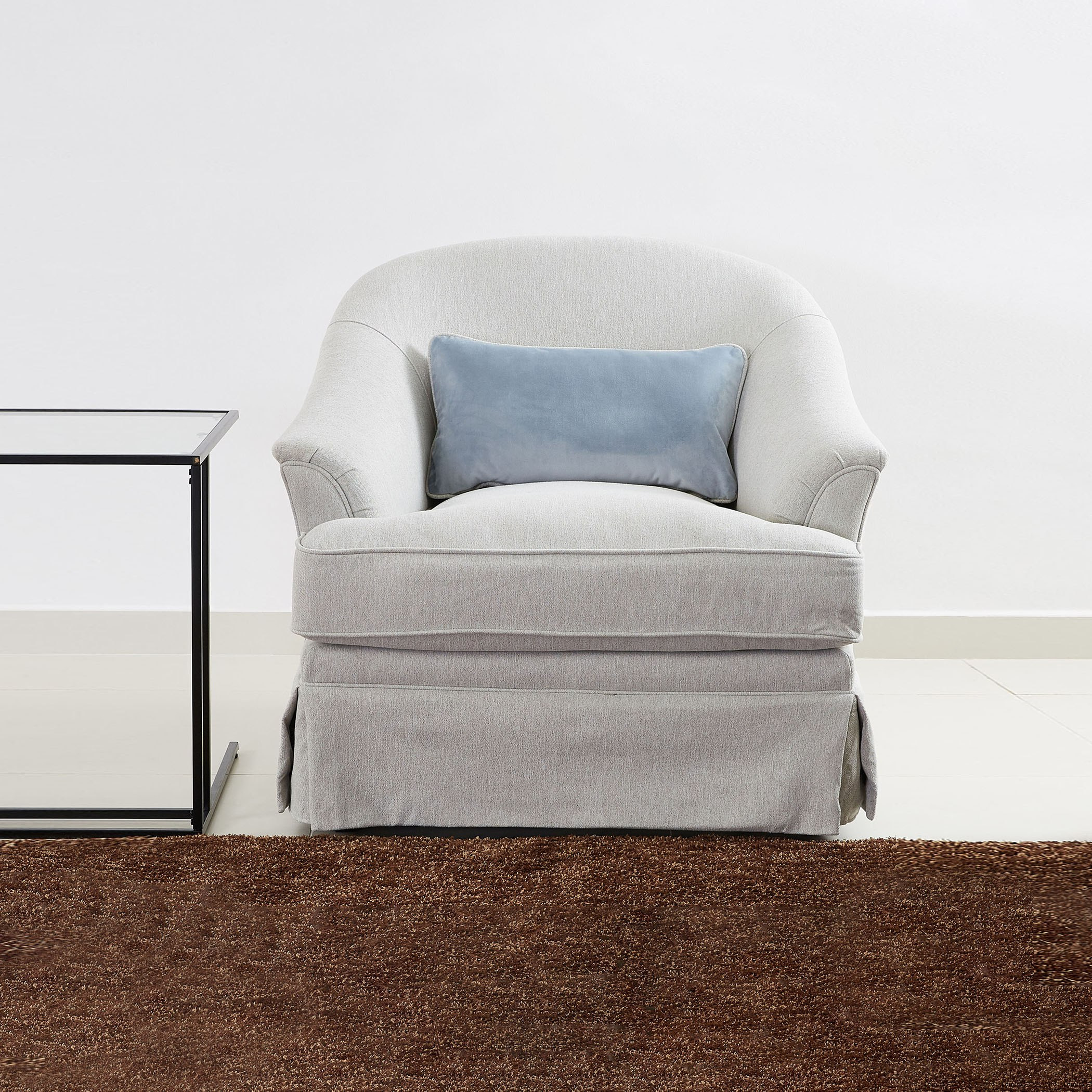 مقعد بمساند ذراعين ووسادة مبعثرة من أوكسفيل-hbxlivingroom-sofasandarmchairs-sofas-image-1