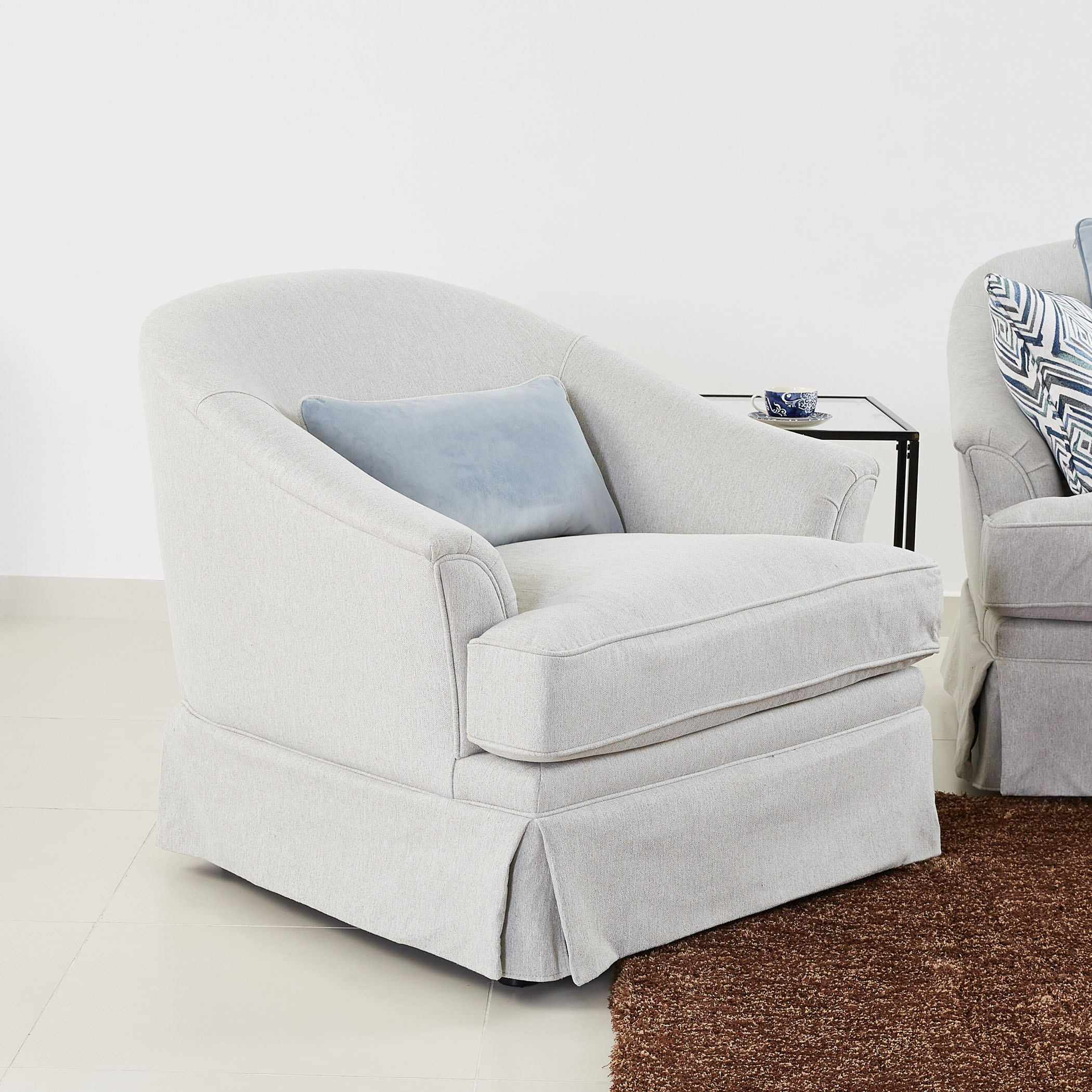 مقعد بمساند ذراعين ووسادة مبعثرة من أوكسفيل-hbxlivingroom-sofasandarmchairs-sofas-image-2