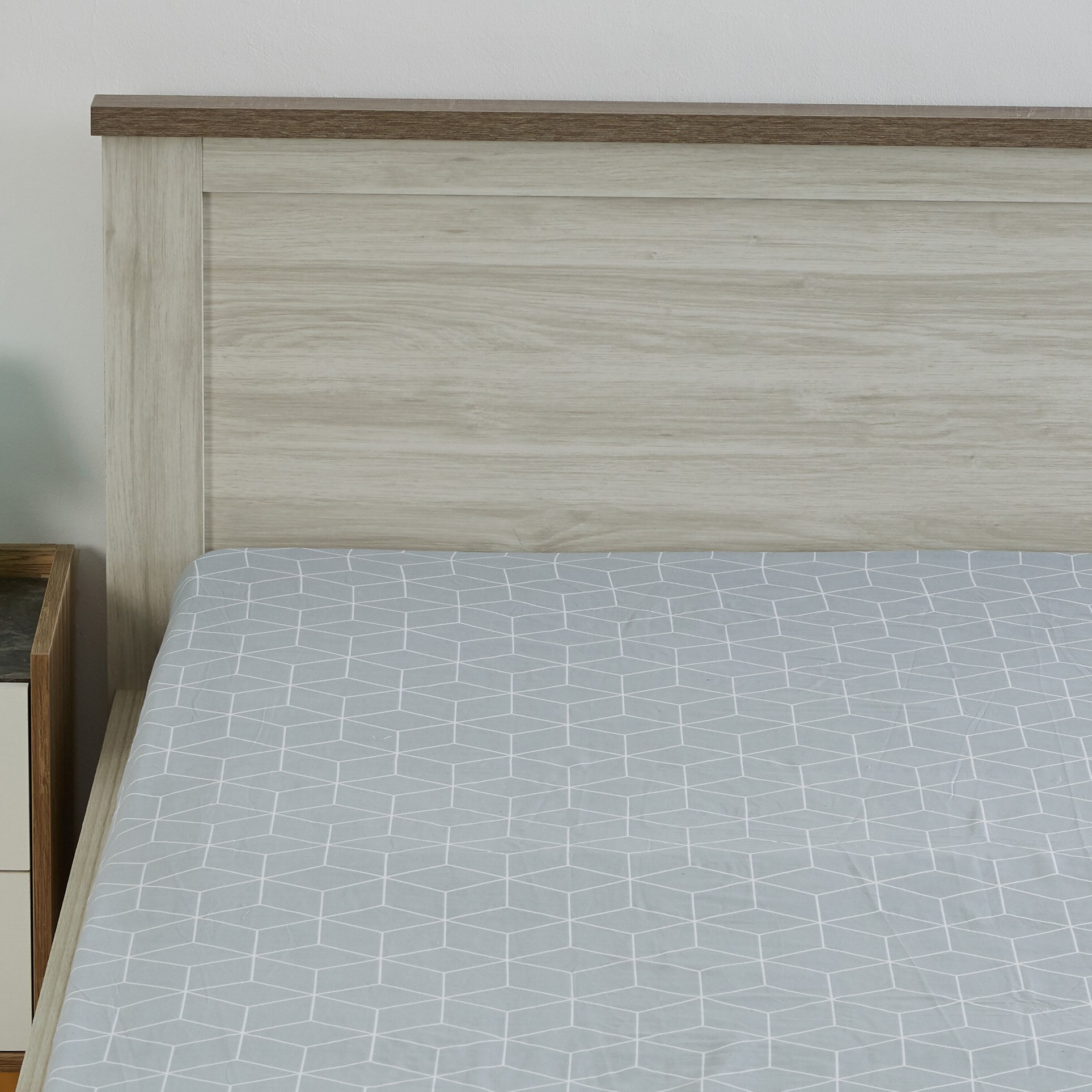 شرشف مطّاطي كوين بطبعات مكعّبات من جيان - 150x200 سم-hbxhomeware-bedding-fittedsheets-image-1