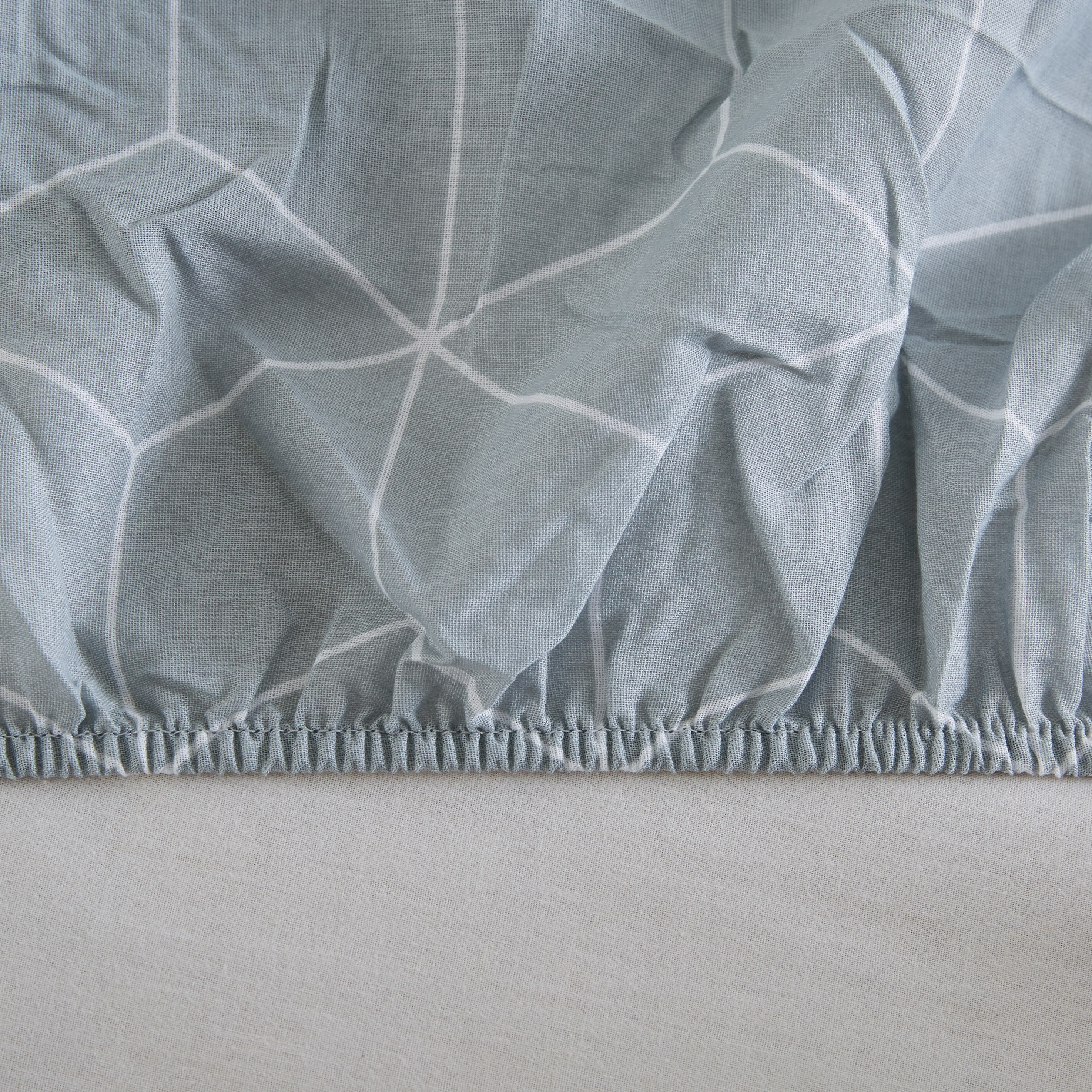 شرشف مطّاطي كينج بطبعات مكعّبات من جيان - 180x200 سم-hbxhomeware-bedding-fittedsheets-image-4