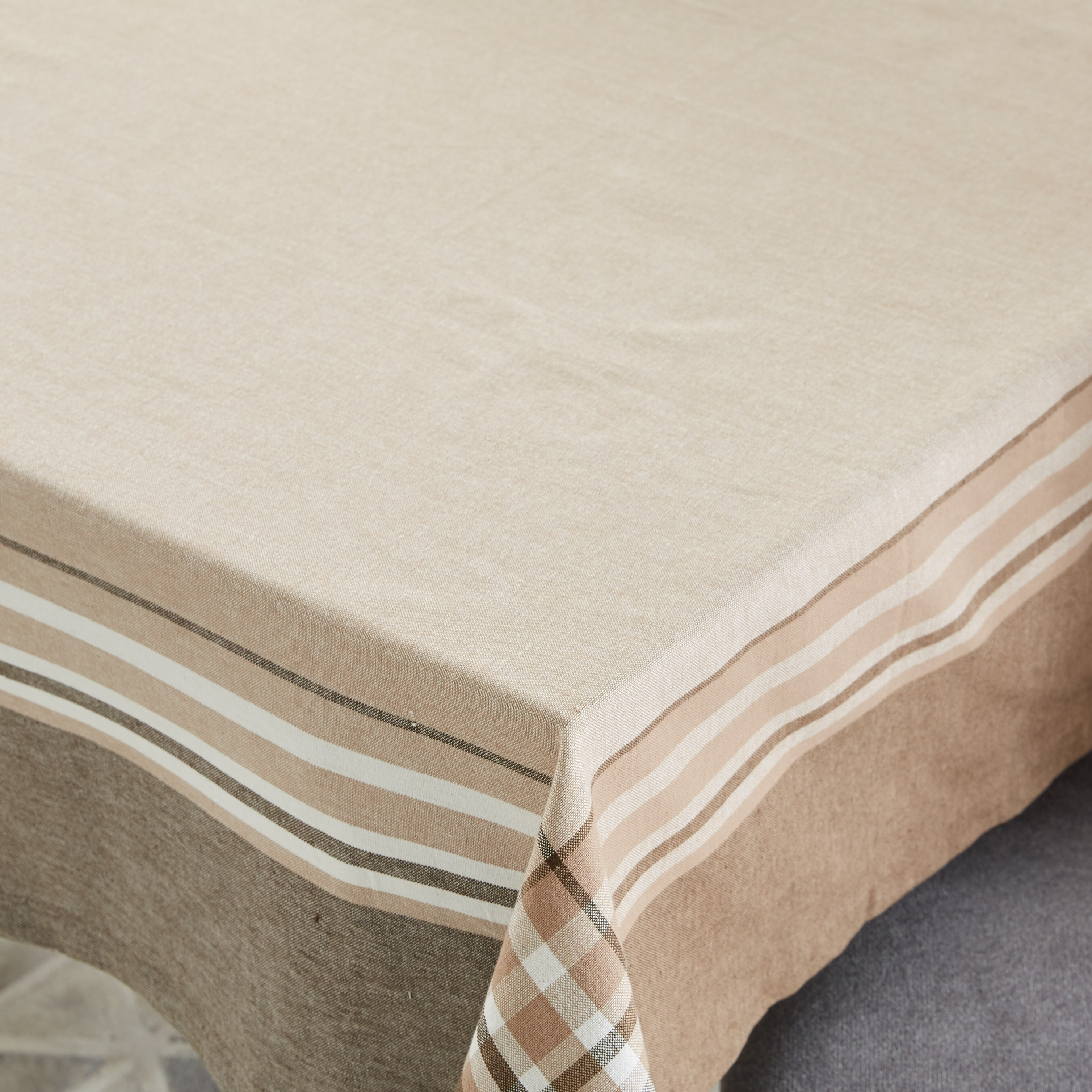 مفرش طاولة مستطيلي مقلّم- 150x250سم-hbxdecorandfurnishings-homefurnishings-tablelinens-image-3