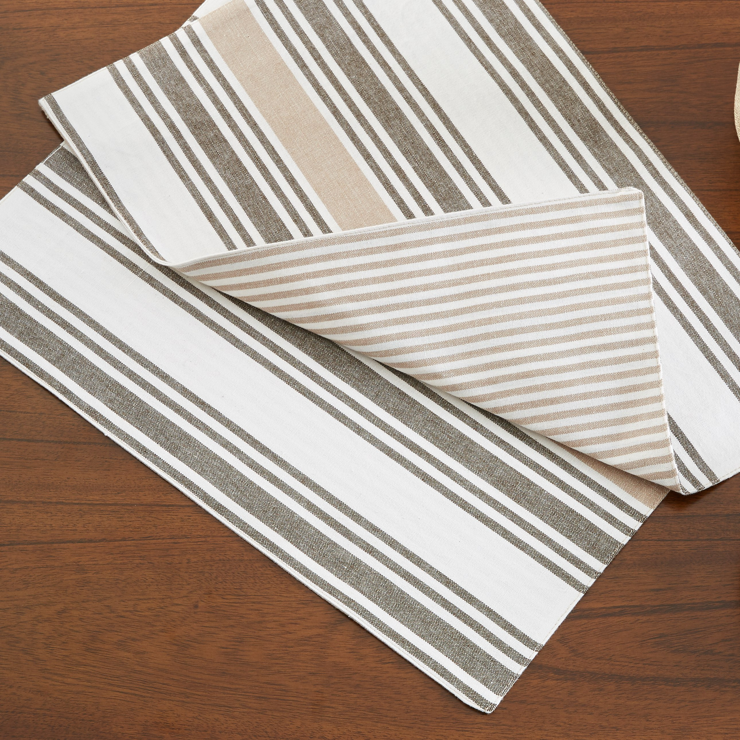 لبادة صحون مخططة على الوجهين  - طقم من قطعتين-hbxdecorandfurnishings-homefurnishings-tablelinens-image-2