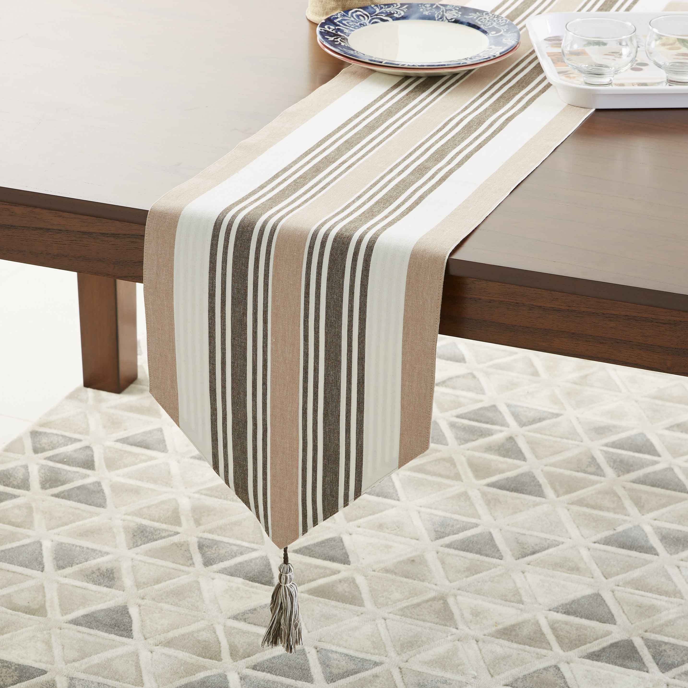 مفرش طاولة مخطط يمكن إستخدامه على الوجهين بشُرّابات-hbxdecorandfurnishings-homefurnishings-tablelinens-image-1