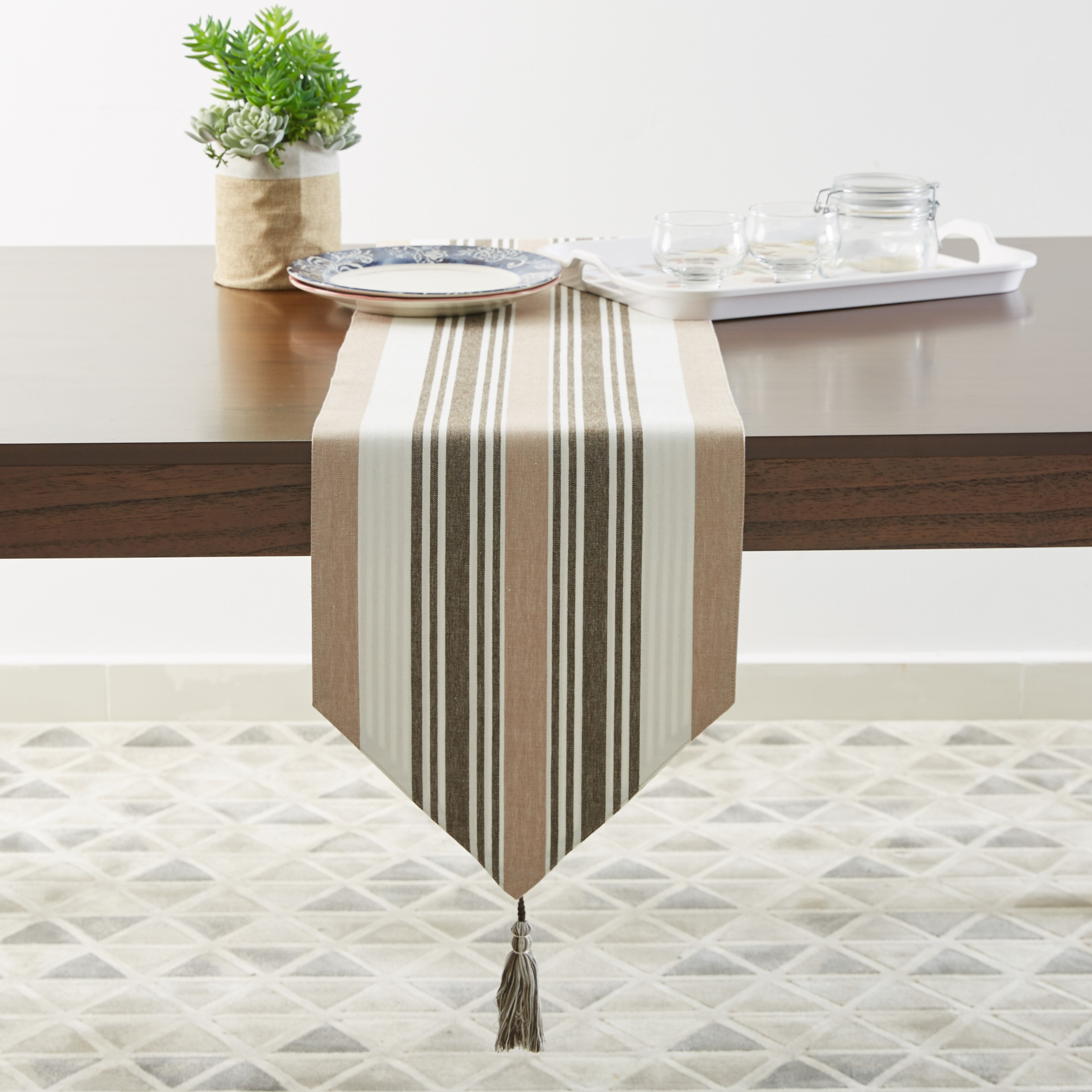 مفرش طاولة مخطط يمكن إستخدامه على الوجهين بشُرّابات-hbxdecorandfurnishings-homefurnishings-tablelinens-image-3
