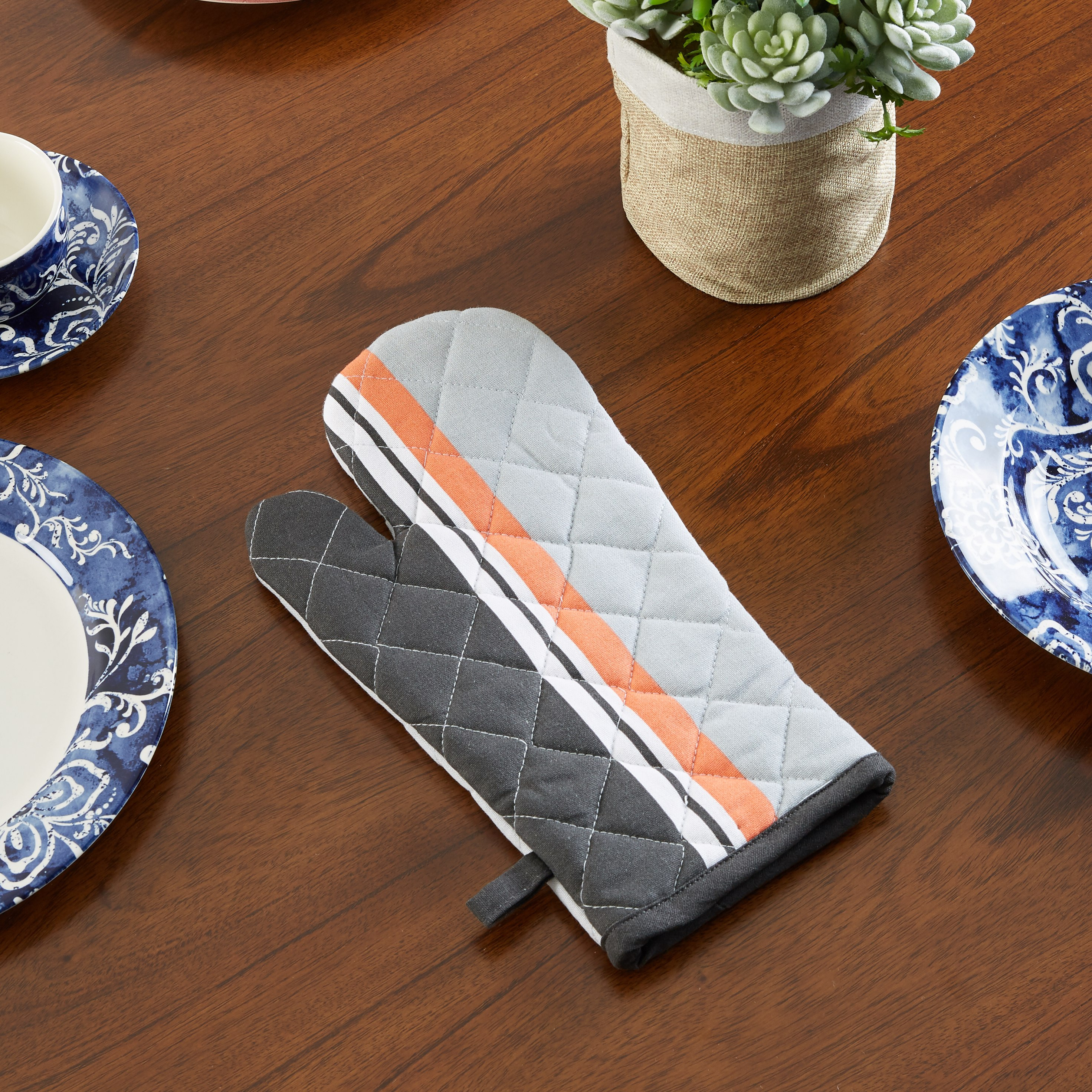 قفازات فرن مقلّم من أدوري-hbxhomeware-kitchenware-kitchenlinens-image-1